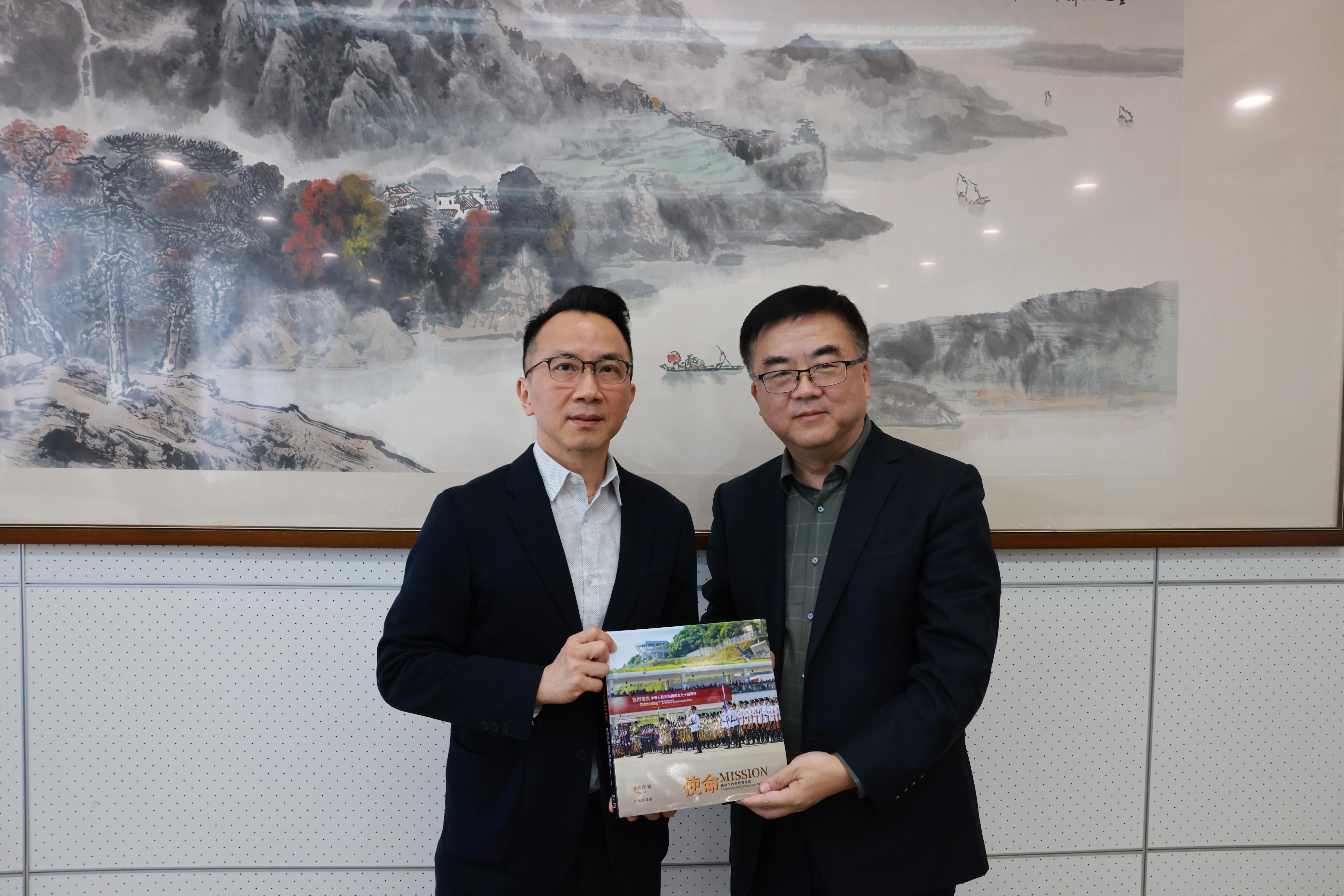 The Permanent Secretary for Security, Mr Patrick Li (left), called on Deputy Director of the Publicity Department of the CPC Anhui Provincial Committee and Director of the Information Office of the Anhui Provincial Government, Mr Zheng Mingwu (right), on April 18.