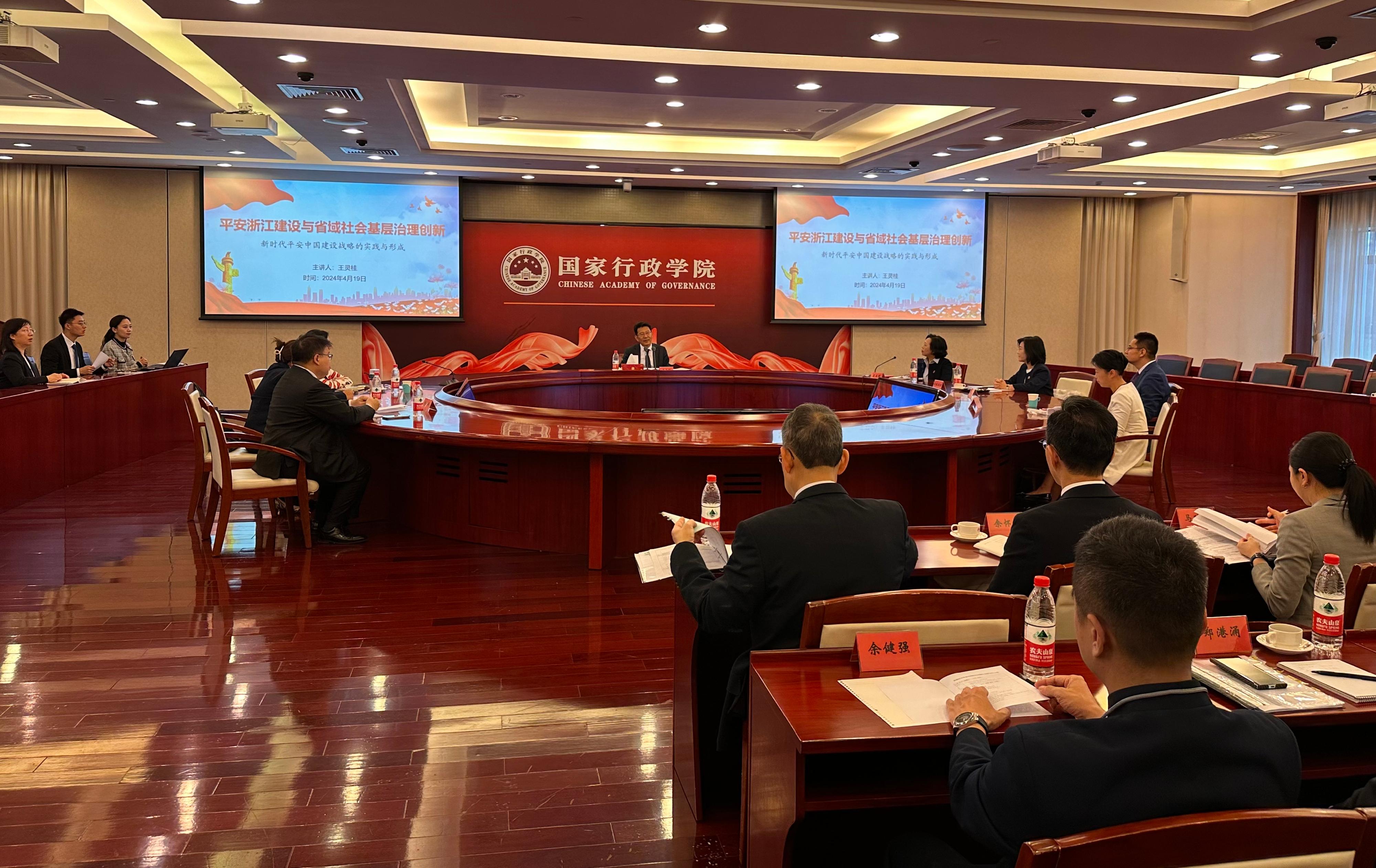 國務院港澳事務辦公室副主任王靈桂（中）為學員講授課堂，闡述中國式現代化如何在浙江實踐。