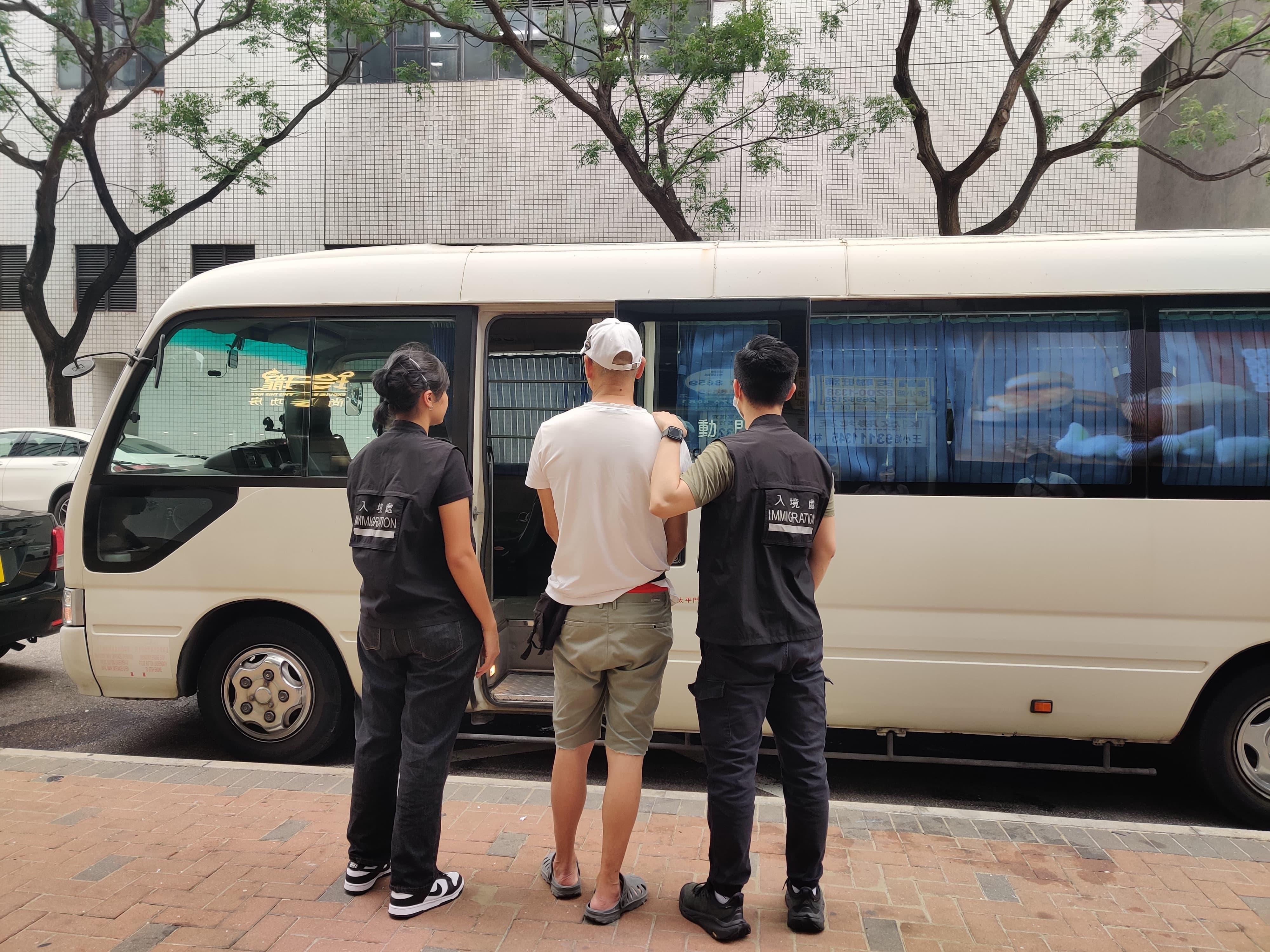 The Immigration Department mounted a series of territory-wide anti-illegal worker operations codenamed "Greenlane", "Lightshadow", "Twilight", and joint operations with the Hong Kong Police Force codenamed "Champion" and "Windsand", for four consecutive days from April 15 to yesterday (April 18). Photo shows a suspected illegal worker arrested during an operation.