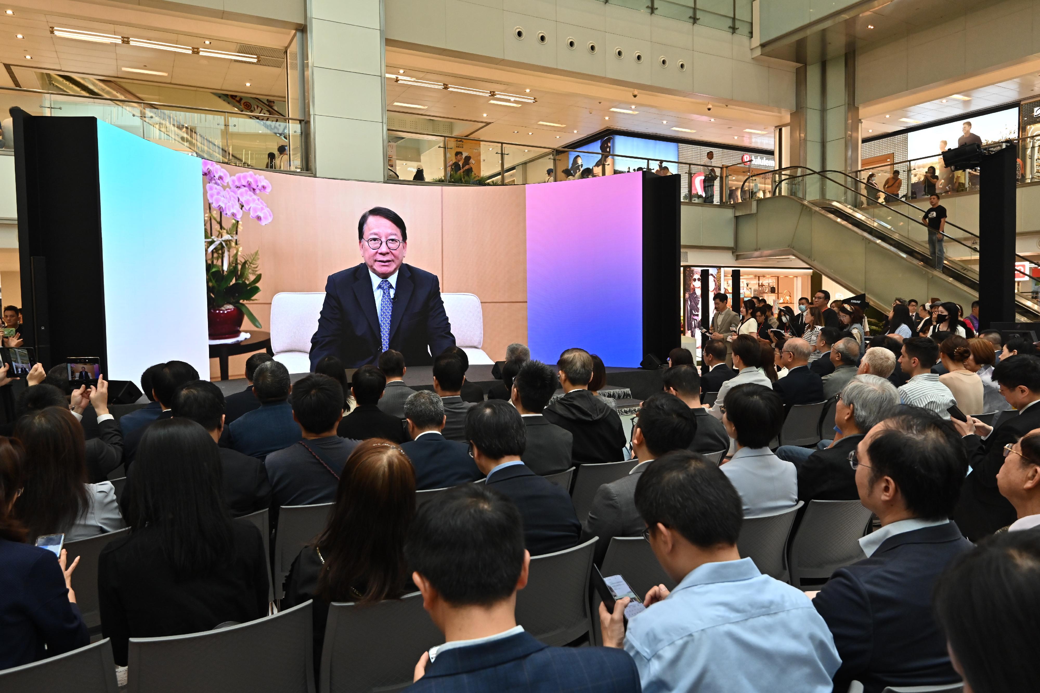 The Hong Kong Public Libraries of the Leisure and Cultural Services Department and the Hong Kong Publishing Federation today (April 20) jointly held the opening ceremony of Hong Kong Reading Week and the 2024 Hong Kong Reading+ at New Town Plaza in Sha Tin. Photo shows the Chief Secretary for Administration, Mr Chan Kwok-ki, delivering a video speech at the opening ceremony.
