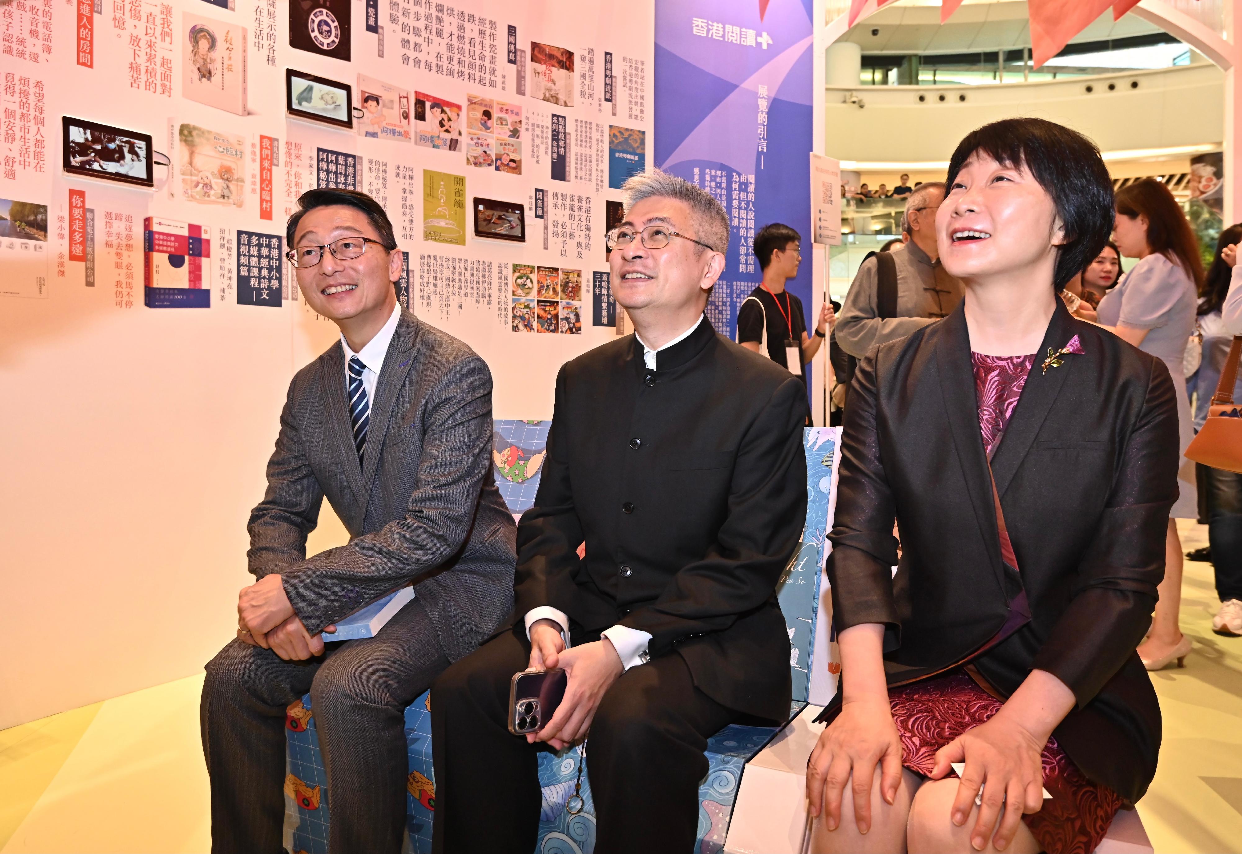 The Hong Kong Public Libraries of the Leisure and Cultural Services Department and the Hong Kong Publishing Federation today (April 20) jointly held the opening ceremony of Hong Kong Reading Week and the 2024 Hong Kong Reading+ at New Town Plaza in Sha Tin. Photo shows officiating guests including the Acting Secretary for Culture, Sports and Tourism, Mr Raistlin Lau (centre); member of the Standing Committee and the Head of the Publicity Department of CPC Shenzhen Municipal Committee, Ms Zhang Ling (right); the Director of Leisure and Cultural Services, Mr Vincent Liu (left) visiting the exhibition at the 2024 Hong Kong Reading+ carnival.
