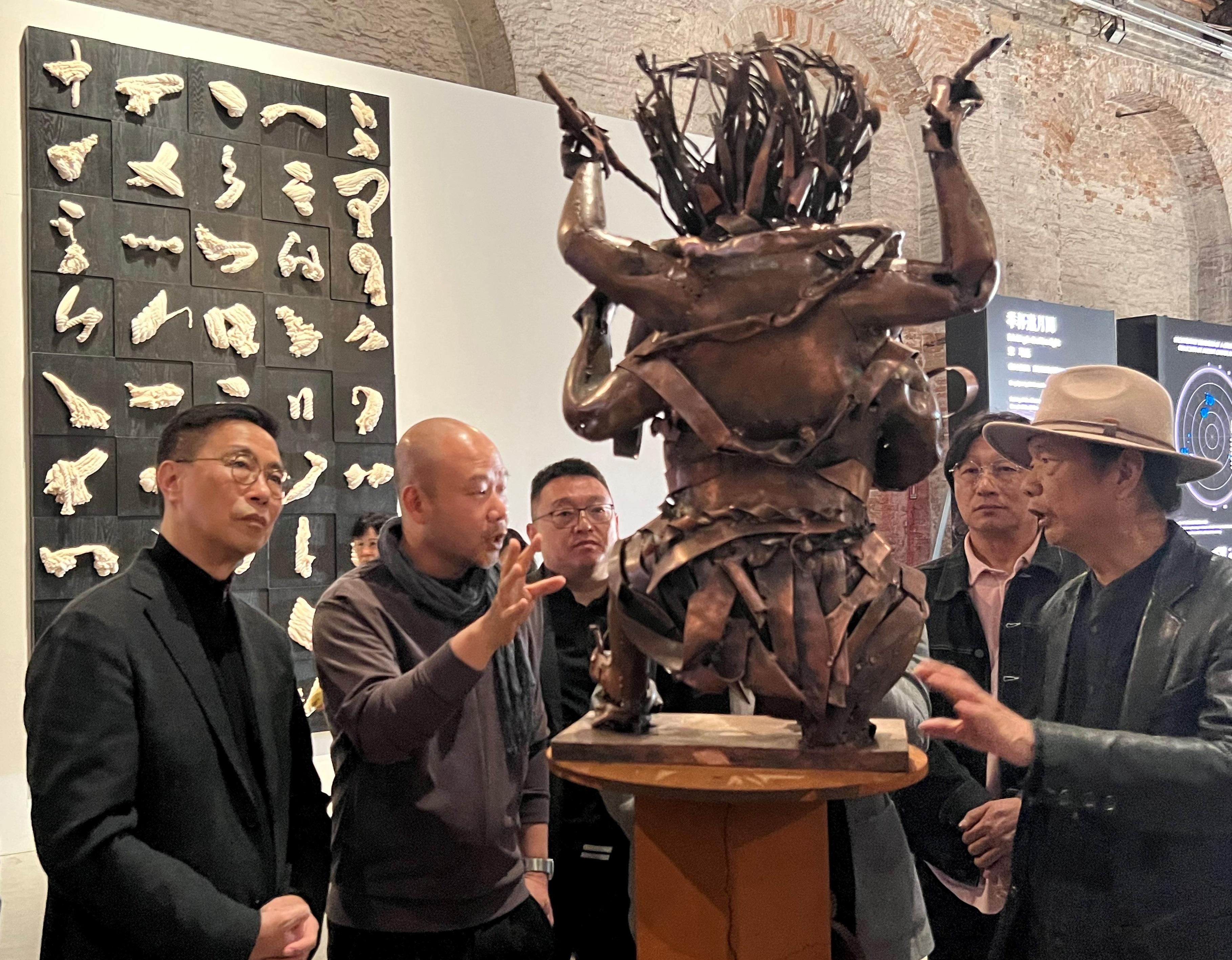 文化體育及旅遊局局長楊潤雄（左一）昨日（威尼斯時間四月十九日）在意大利威尼斯出席威尼斯視藝雙年展時參觀中國館。