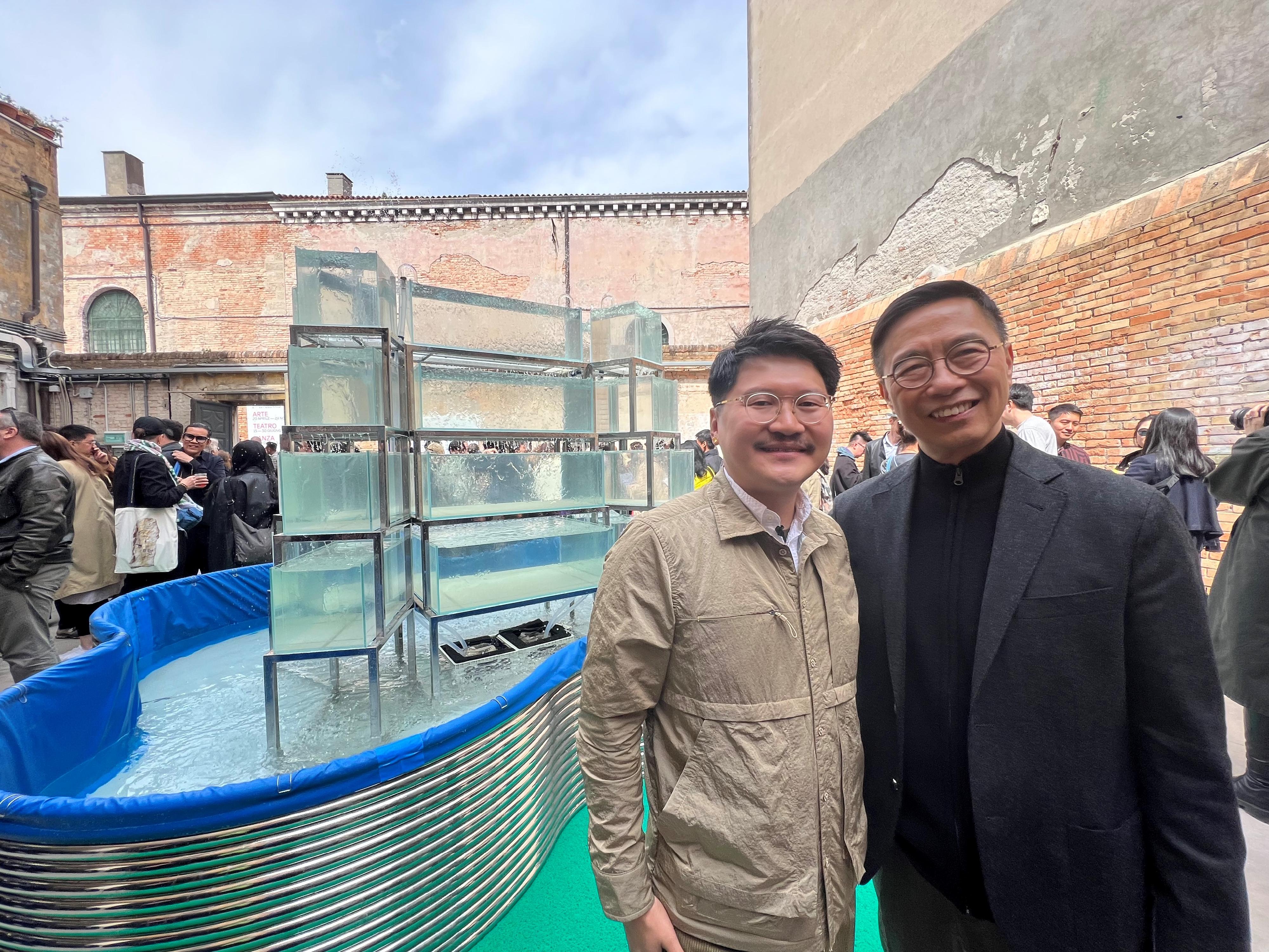 文化體育及旅遊局局長楊潤雄（右）昨日（威尼斯時間四月十九日）在意大利威尼斯視藝雙年展參觀香港展，並支持舉辦個人展的香港藝術家楊沛鏗（左）。
