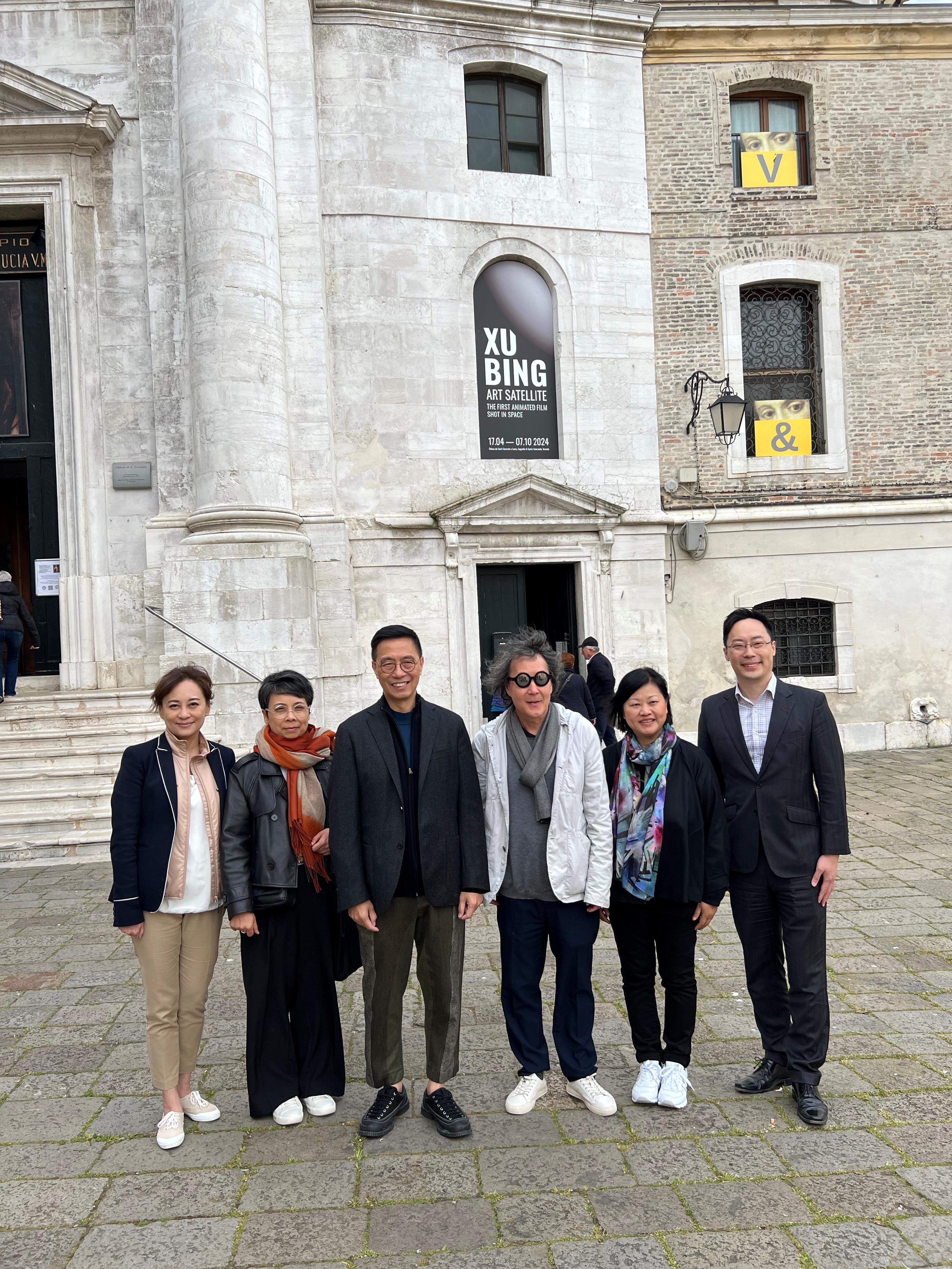 文化體育及旅遊局（文體旅局）局長楊潤雄（左三）今日（威尼斯時間四月二十日）在意大利威尼斯視藝雙年展，參觀獲文體旅局委任為「文化推廣大使」的徐冰（右三）的藝術展覽後合影。
