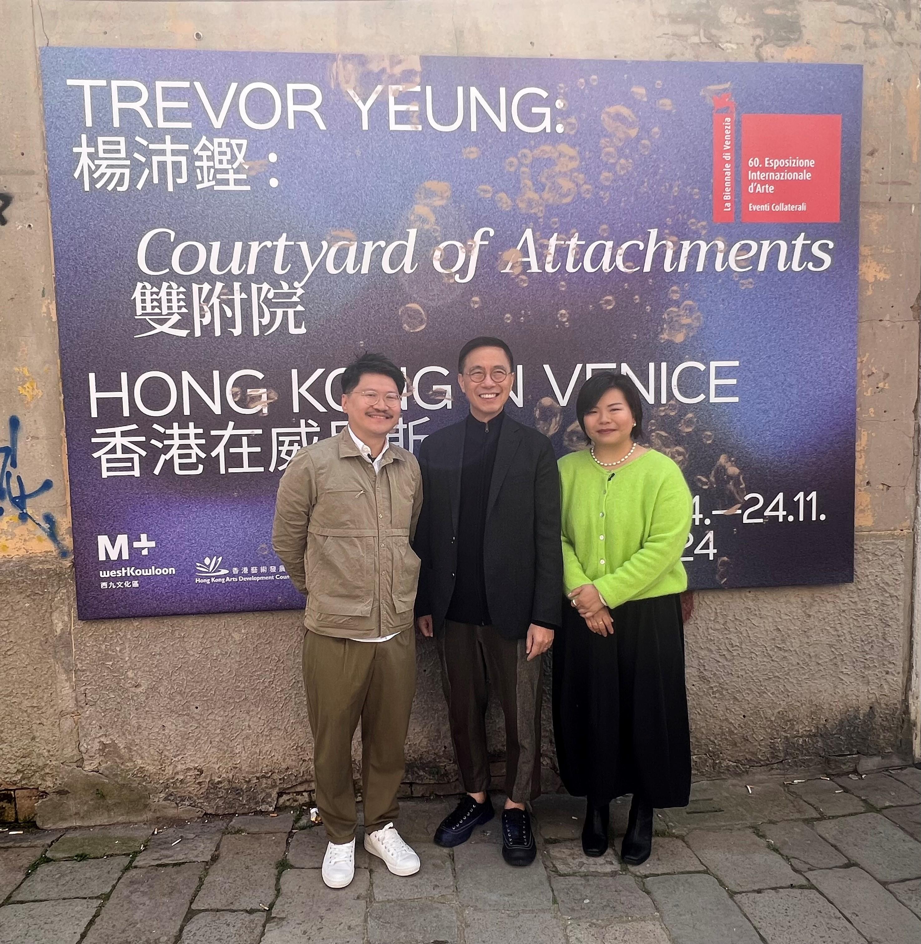 The Secretary for Culture, Sports and Tourism, Mr Kevin Yeung (centre), officiated at the opening ceremony of the Hong Kong exhibition at the Venice Biennale in Venice, Italy, yesterday (April 19, Venice time). He exchanged views with Hong Kong artist Trevor Yeung (left) and curator Olivia Chow (right).