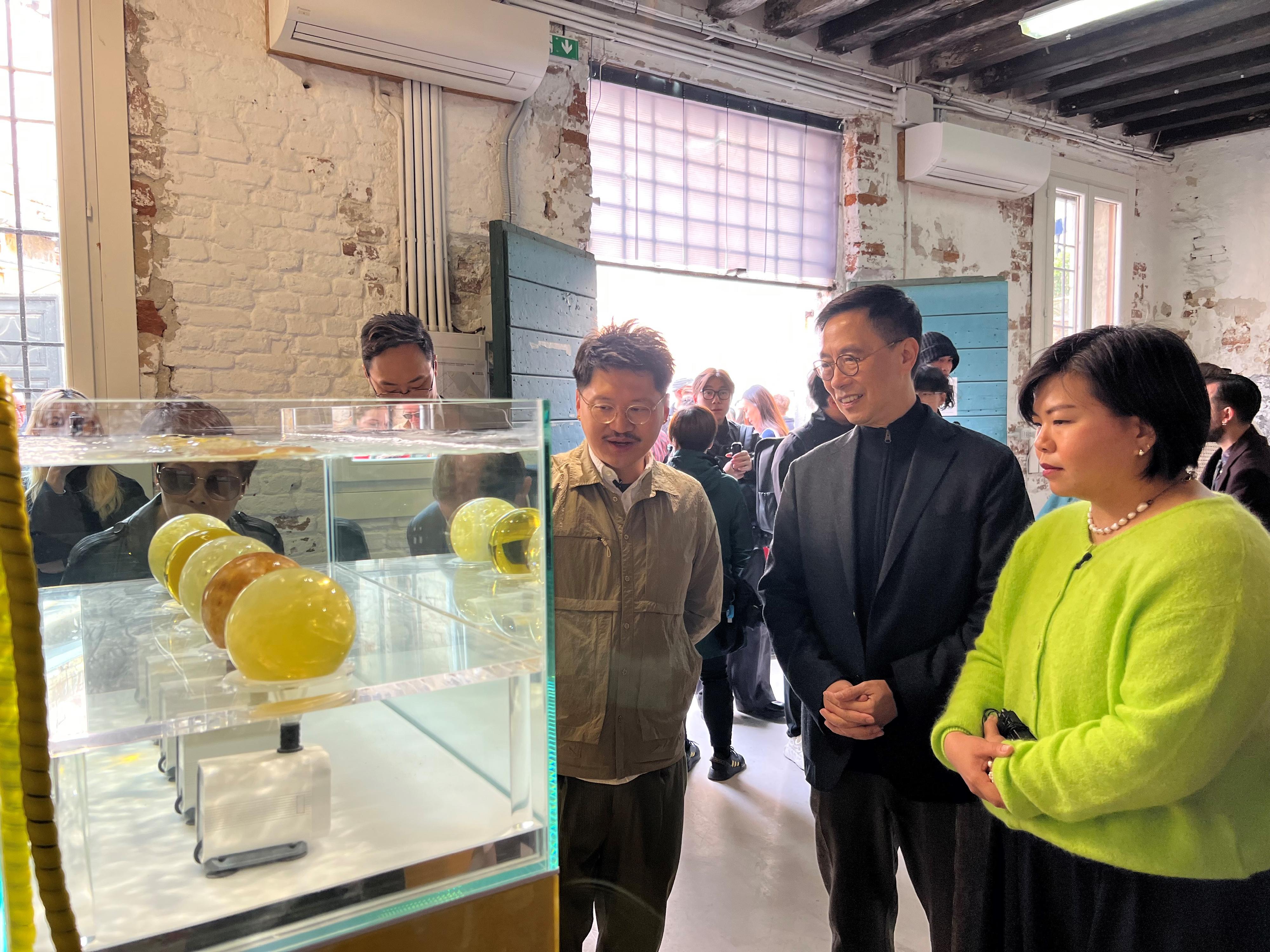 The Secretary for Culture, Sports and Tourism, Mr Kevin Yeung, visited the Hong Kong exhibition at the Venice Biennale in Venice, Italy, yesterday (April 19, Venice time). Photo shows Hong Kong artist Trevor Yeung’s (left) introducing his art piece to Mr Yeung (centre).