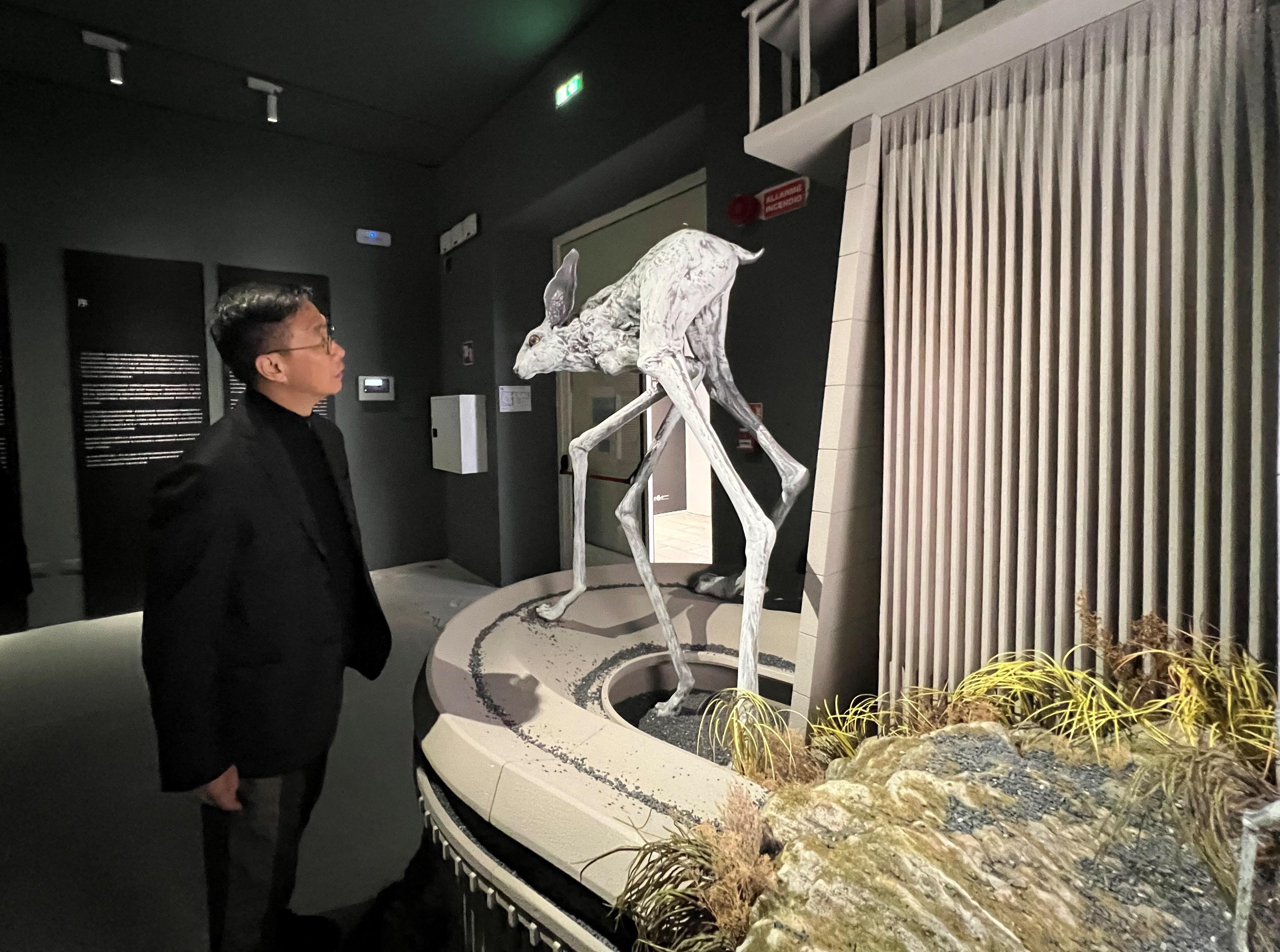 The Secretary for Culture, Sports and Tourism, Mr Kevin Yeung, visited the Macao exhibition at the Venice Biennale in Venice, Italy, yesterday (April 19, Venice time).