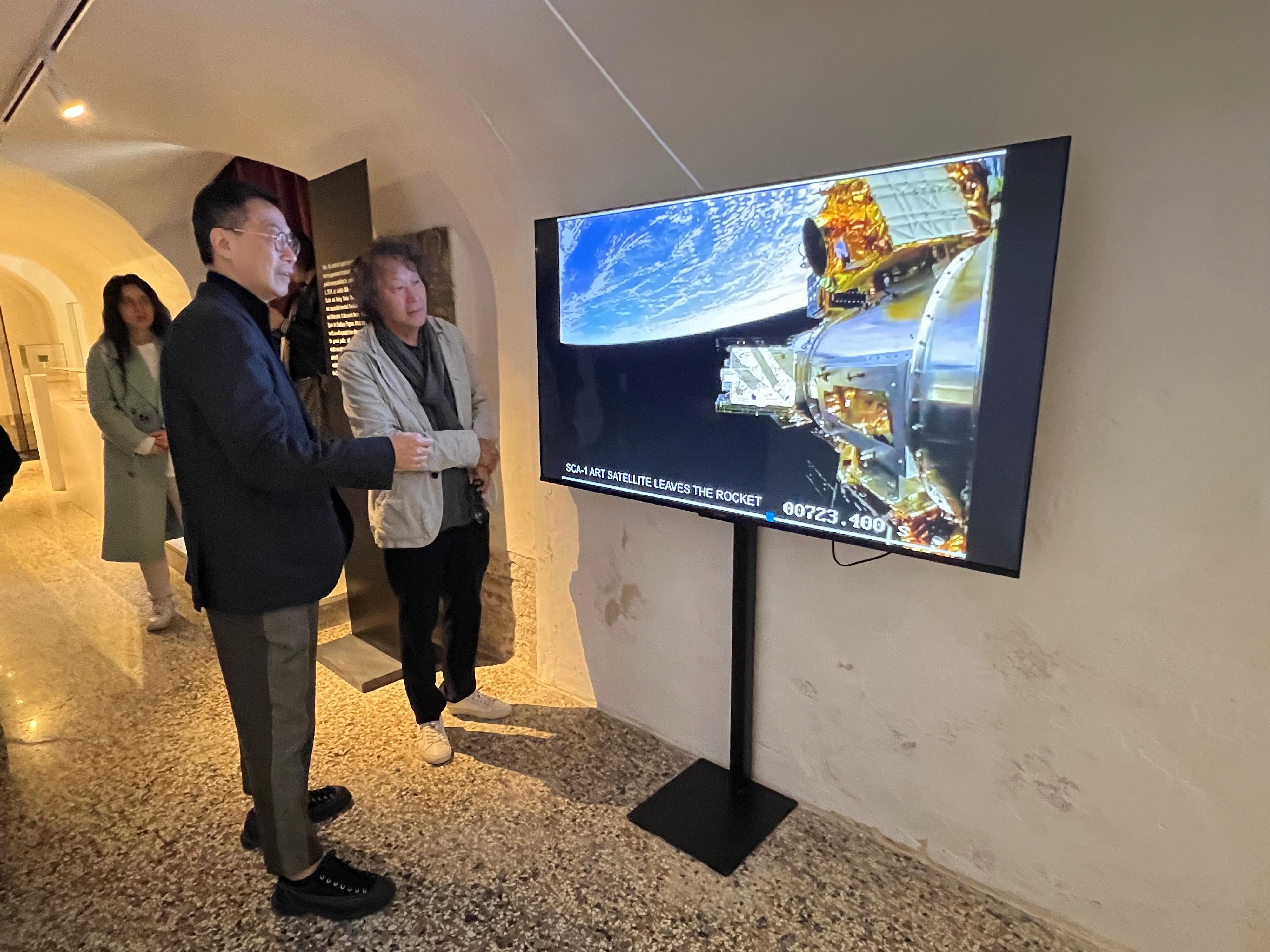 The Secretary for Culture, Sports and Tourism, Mr Kevin Yeung (centre), visited the art exhibition of the Ambassador for Cultural Promotion appointed by the Culture, Sports and Tourism Bureau, Mr Xu Bing (right), at the Venice Biennale in Venice, Italy, today (April 20, Venice time).