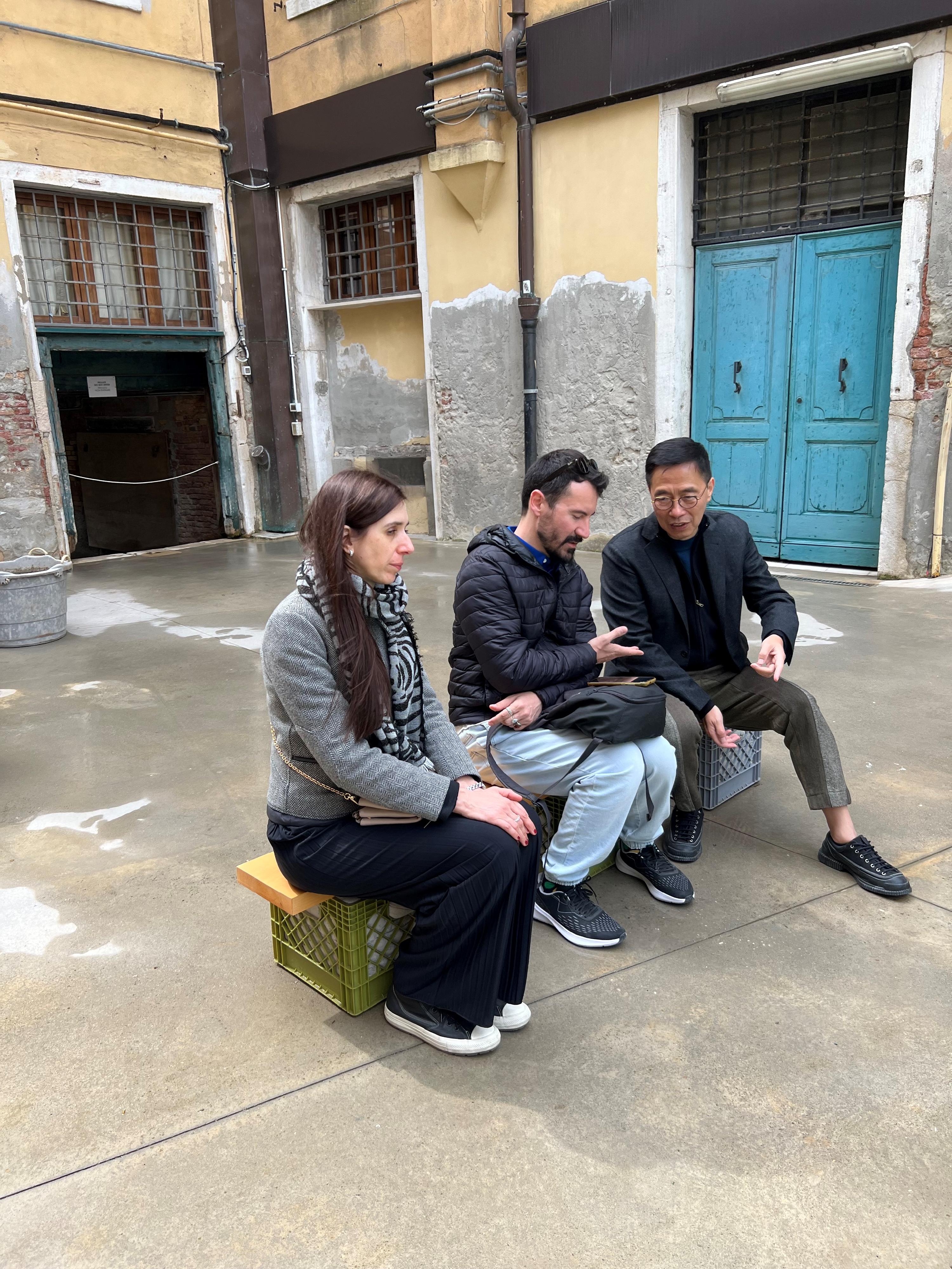 The Secretary for Culture, Sports and Tourism, Mr Kevin Yeung (right), visited the Venice Biennale in Venice, Italy, today (April 20, Venice time). He also had an interview with local arts and culture media.