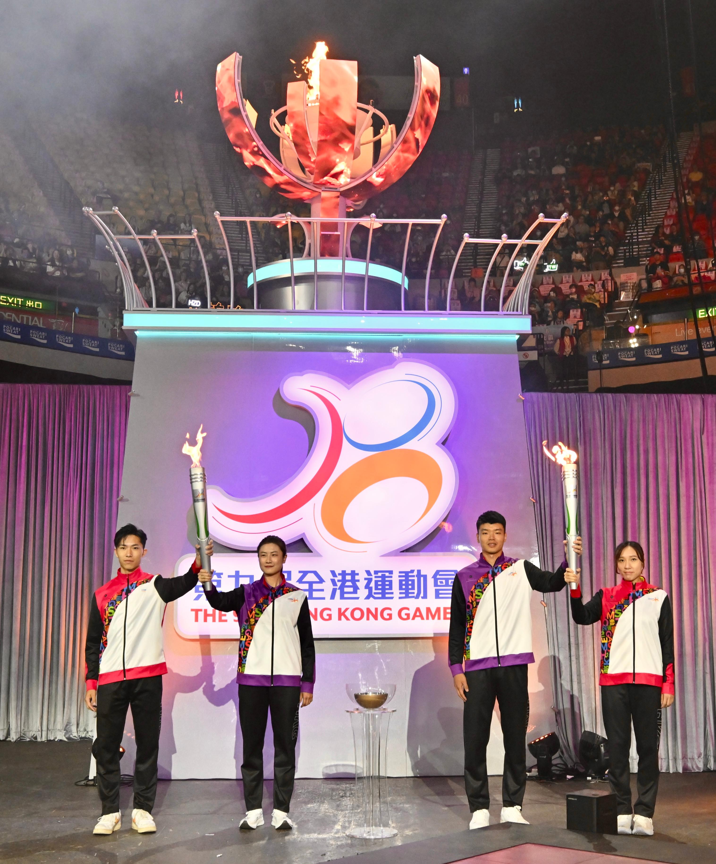 國家奧運金牌運動員丁寧（左二）和王懿律（右二）與香港獎牌運動員許得恩（左一）和蘇慧音（右一）今日（四月二十一日）在第九屆全港運動會開幕典禮燃點聖火。