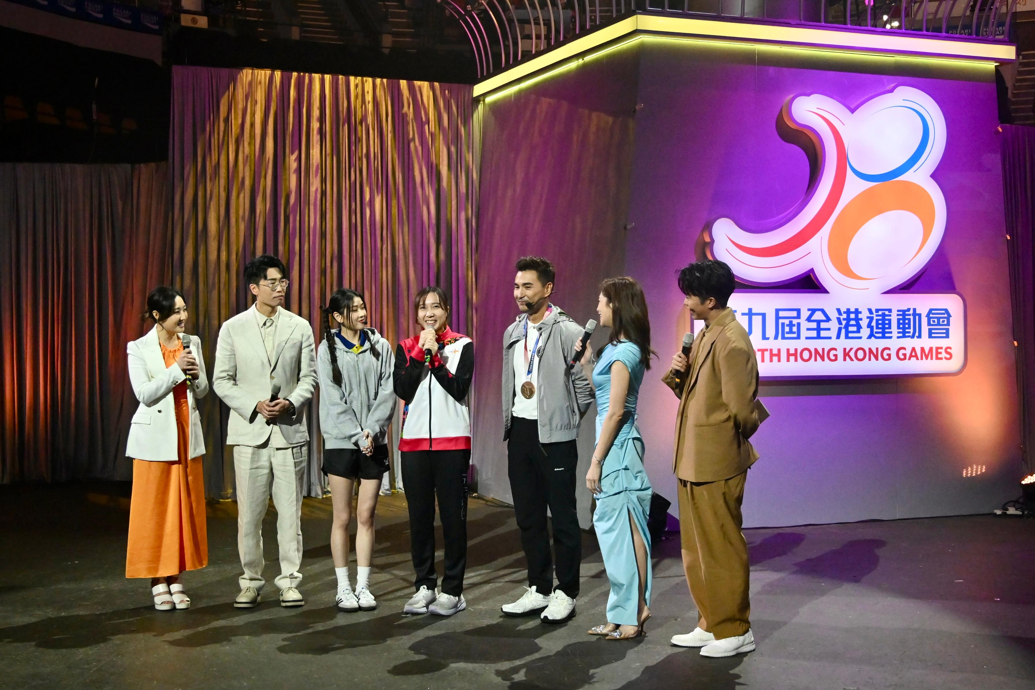 第九届全港运动会开幕典礼今日（四月二十一日）在香港体育馆举行。图示香港奖牌运动员苏慧音（中）与艺员在音乐剧后交流。