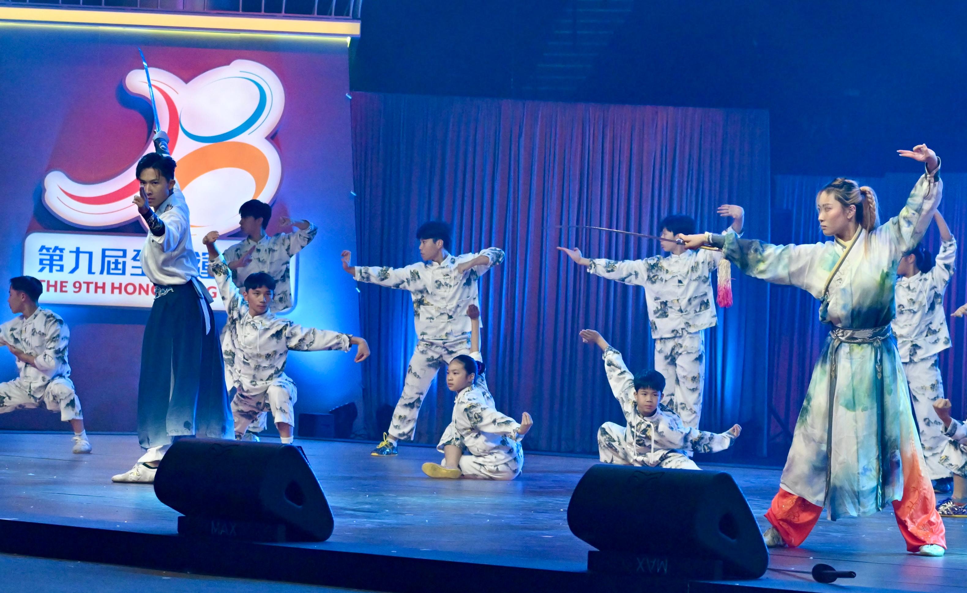 第九屆全港運動會開幕典禮今日（四月二十一日）在香港體育館舉行。圖示香港獎牌運動員許得恩（左二）及沈曉榆（右一）為觀眾帶來多項武術表演。