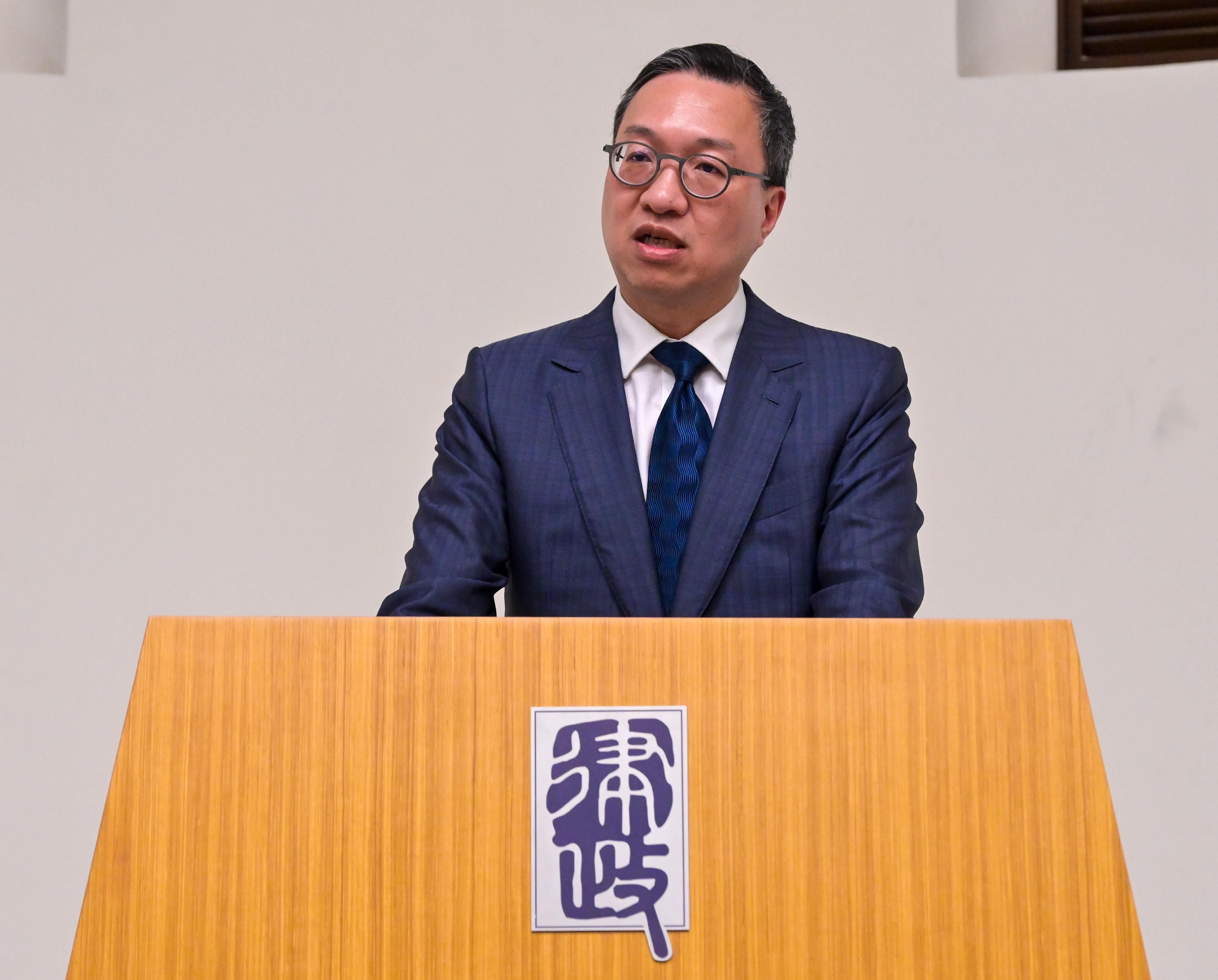 The Department of Justice of the Hong Kong Special Administrative Region and the Ministry of Justice of the Kingdom of Saudi Arabia signed a Memorandum of Understanding of Cooperation today (April 22) to strengthen their co-operation on issues relating to dispute avoidance and resolution. Photo shows the Secretary for Justice, Mr Paul Lam, SC, delivering his speech at the signing ceremony.