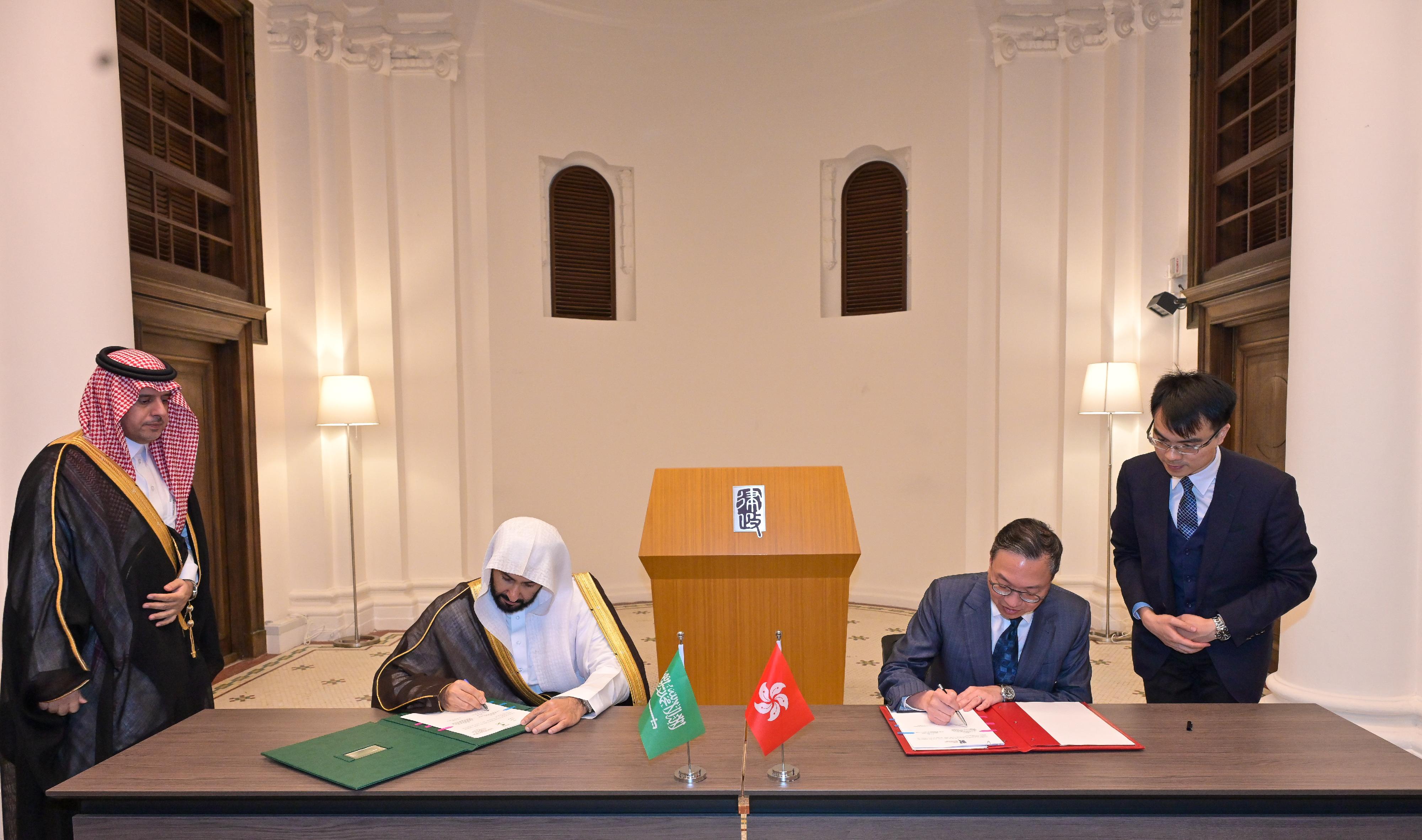 The Department of Justice of the Hong Kong Special Administrative Region and the Ministry of Justice of the Kingdom of Saudi Arabia signed a Memorandum of Understanding of Cooperation today (April 22) to strengthen their co-operation on issues relating to dispute avoidance and resolution. Photo shows the Secretary for Justice, Mr Paul Lam, SC (second right), and the Minister of Justice of the Kingdom of Saudi Arabia, Dr Waleed Mohammed Alsmani (second left), signing the memorandum.