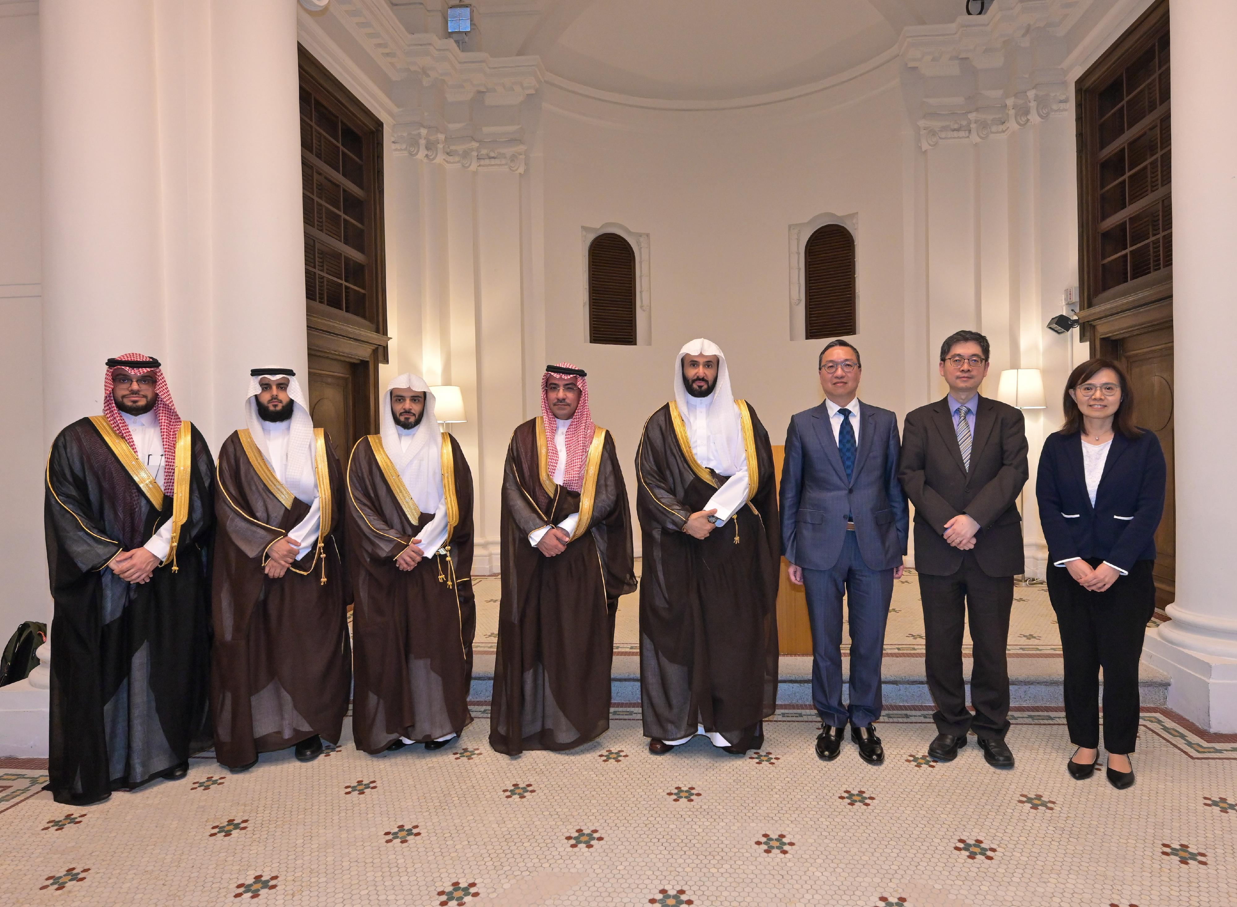 The Department of Justice (DoJ) of the Hong Kong Special Administrative Region and the Ministry of Justice of the Kingdom of Saudi Arabia signed a Memorandum of Understanding of Cooperation today (April 22) to strengthen their co-operation on issues relating to dispute avoidance and resolution. Photo shows the Secretary for Justice, Mr Paul Lam, SC (third right), and the DoJ's Law Officer (International Law), Dr James Ding (second right), pictured with the Minister of Justice of the Kingdom of Saudi Arabia, Dr Waleed Mohammed Alsmani (fourth right); the Consul General of Saudi Arabia in Hong Kong, Mr Hamad Aljebreen (fourth left), and representatives of both sides at the signing ceremony. 
