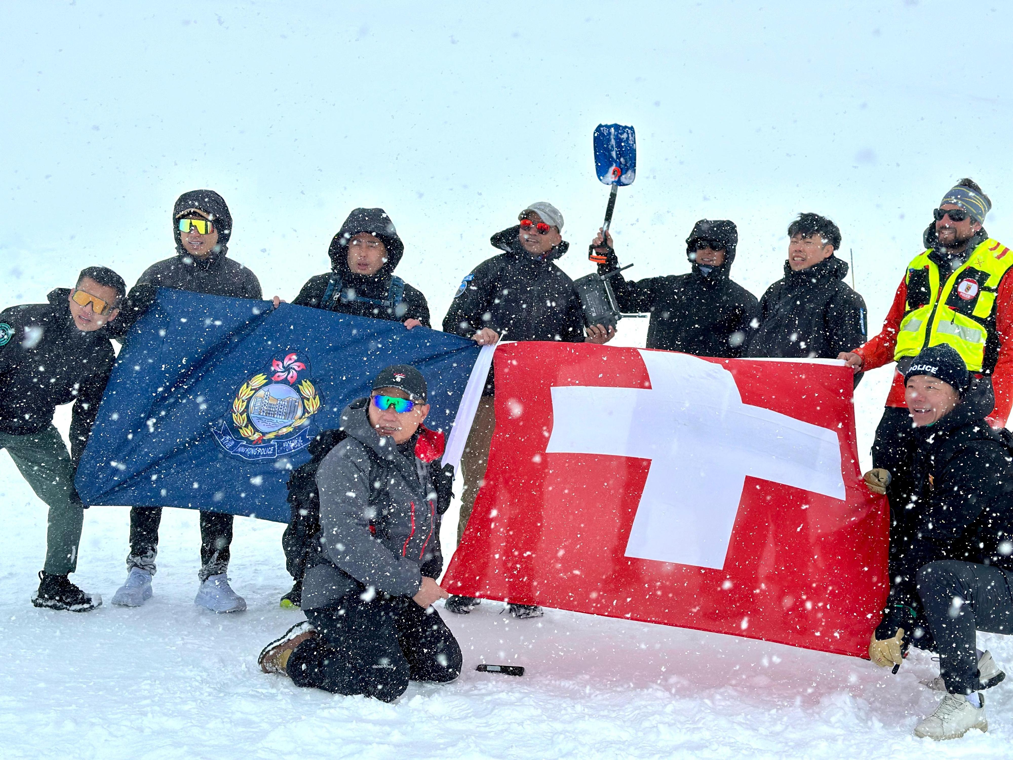 Officers of the Information Systems Wing of the Hong Kong Police Force participated in 49th International Exhibition of Inventions of Geneva, which was held between April 17 and 21 in Geneva, Switzerland. Photo shows Swiss Police and Hong Kong Police conducting testing of HKSOS Mobile Application on snowy mountains. 