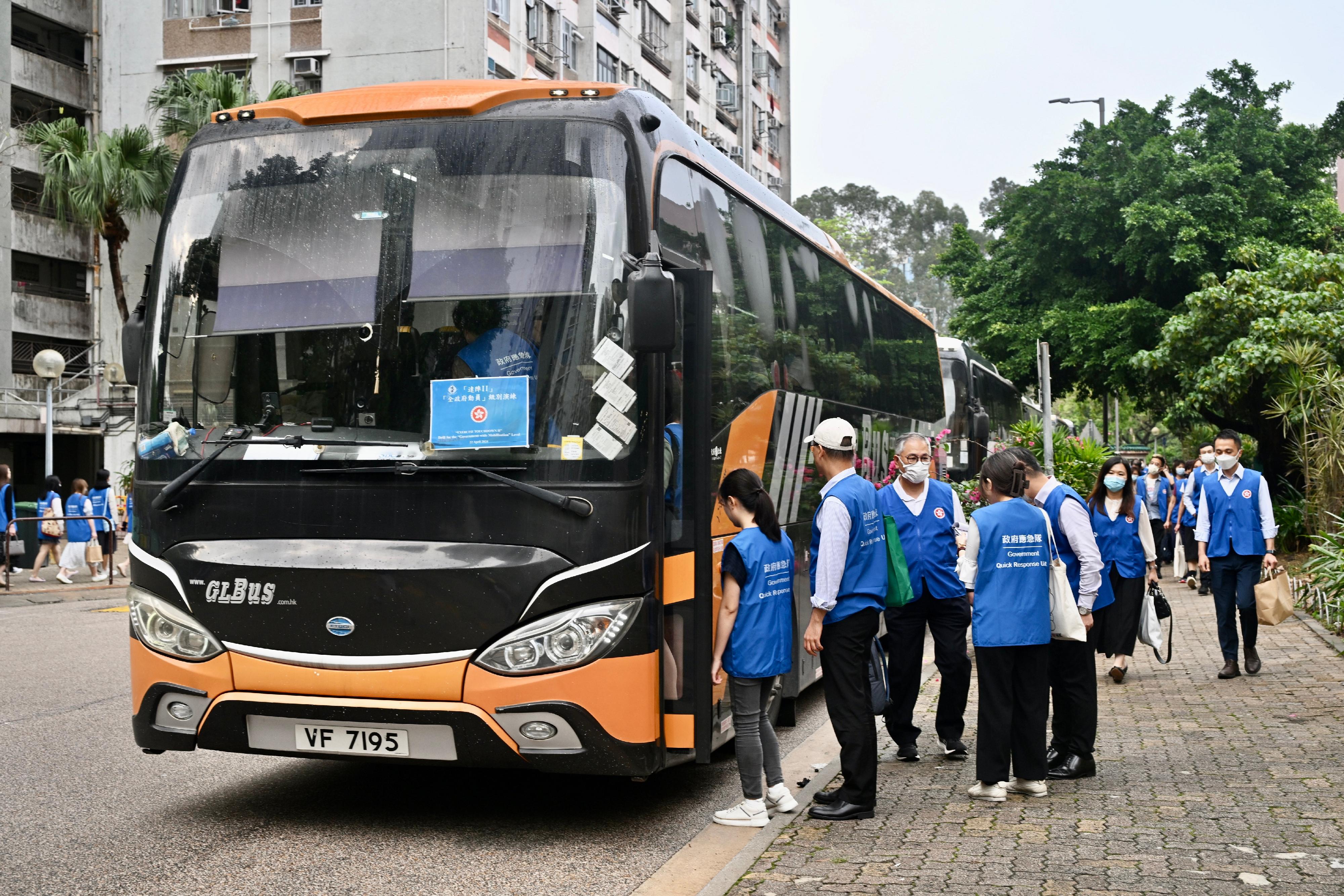 參與演練的人員登上政府物流服務署安排的旅遊巴士，模擬出發到偏遠行動地點。