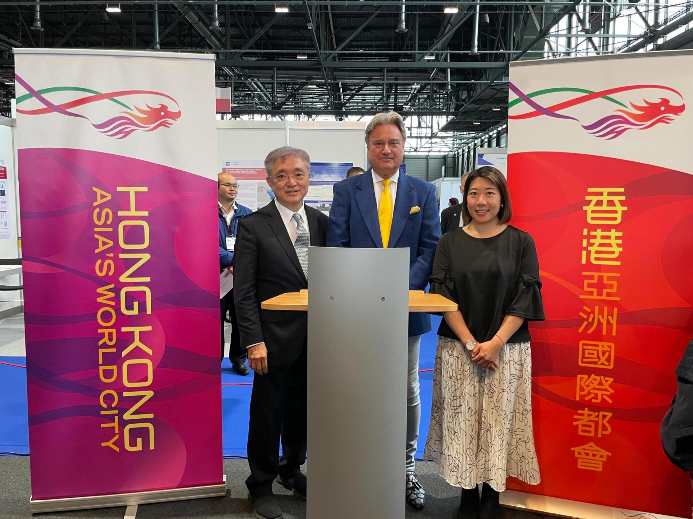 The representative of the Hong Kong delegation, Professor Andrew Young (left); the President of the Jury of the International Exhibition of Inventions of Geneva, Mr David Taji Farouki (centre); and the Director of the Hong Kong Economic and Trade Office, Berlin, Ms Jenny Szeto (right), are pictured at the 49th International Exhibition of Inventions of Geneva.