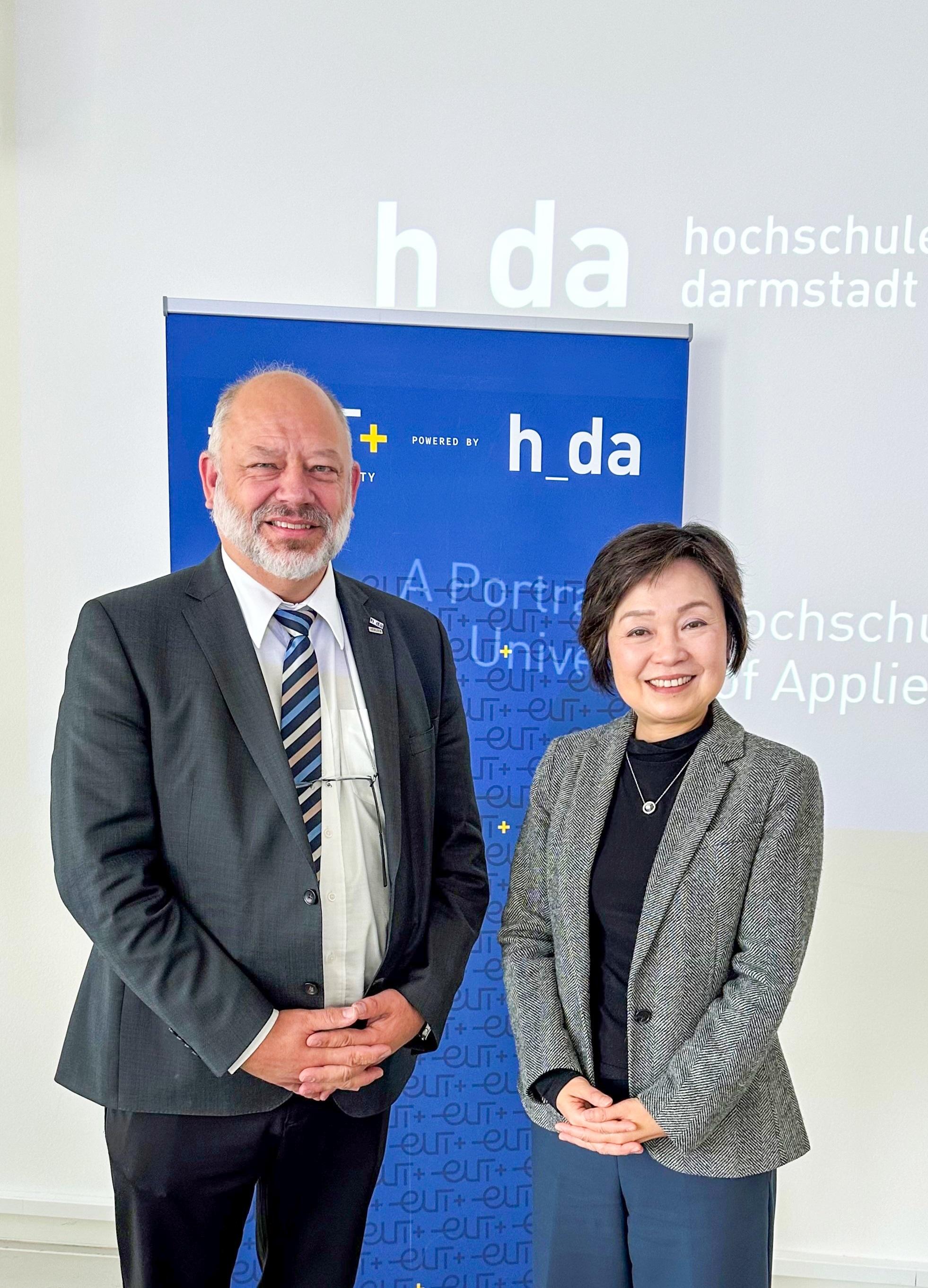 教育局局长蔡若莲博士（右）四月二十二日（法兰克福时间）在德国法兰克福与应用科学大学Darmstadt University of Applied Sciences校长Arnd Steinmetz博士教授（左）会面。