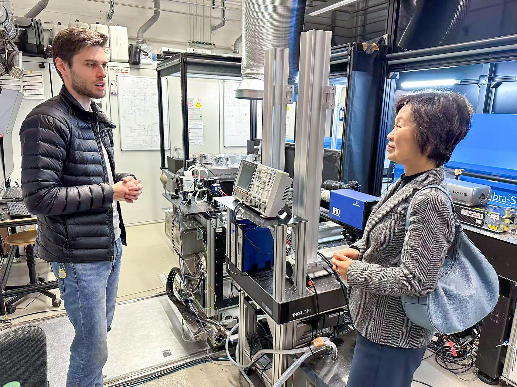 The Secretary for Education, Dr Choi Yuk-lin, visited the Darmstadt University of Applied Sciences in Frankfurt, Germany, on April 22 (Frankfurt time). Photo shows Dr Choi (right) listening to a student introducing the university’s laboratory.