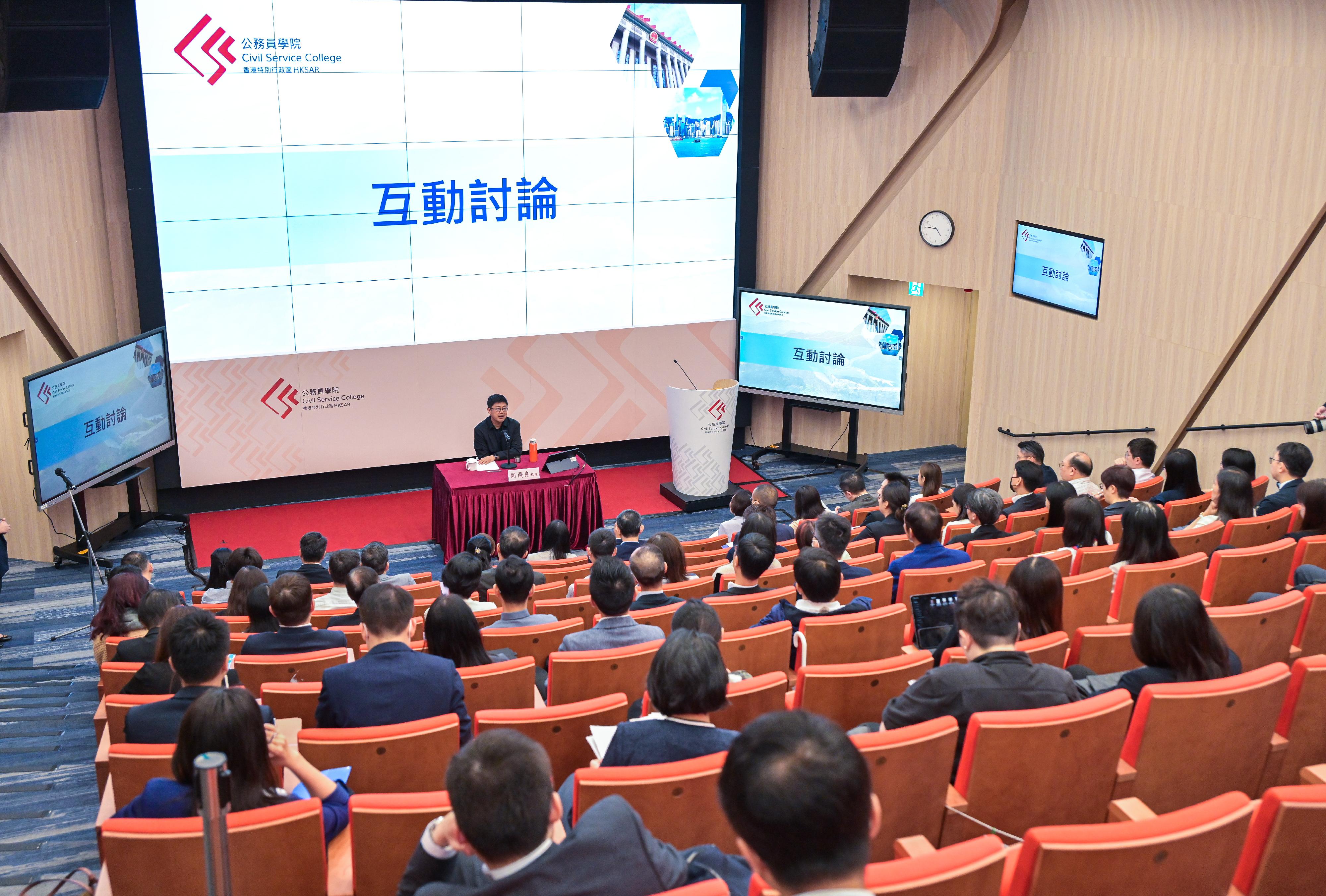 主講的北京大學社會學系系主任周飛舟教授在互動討論環節回答提問。