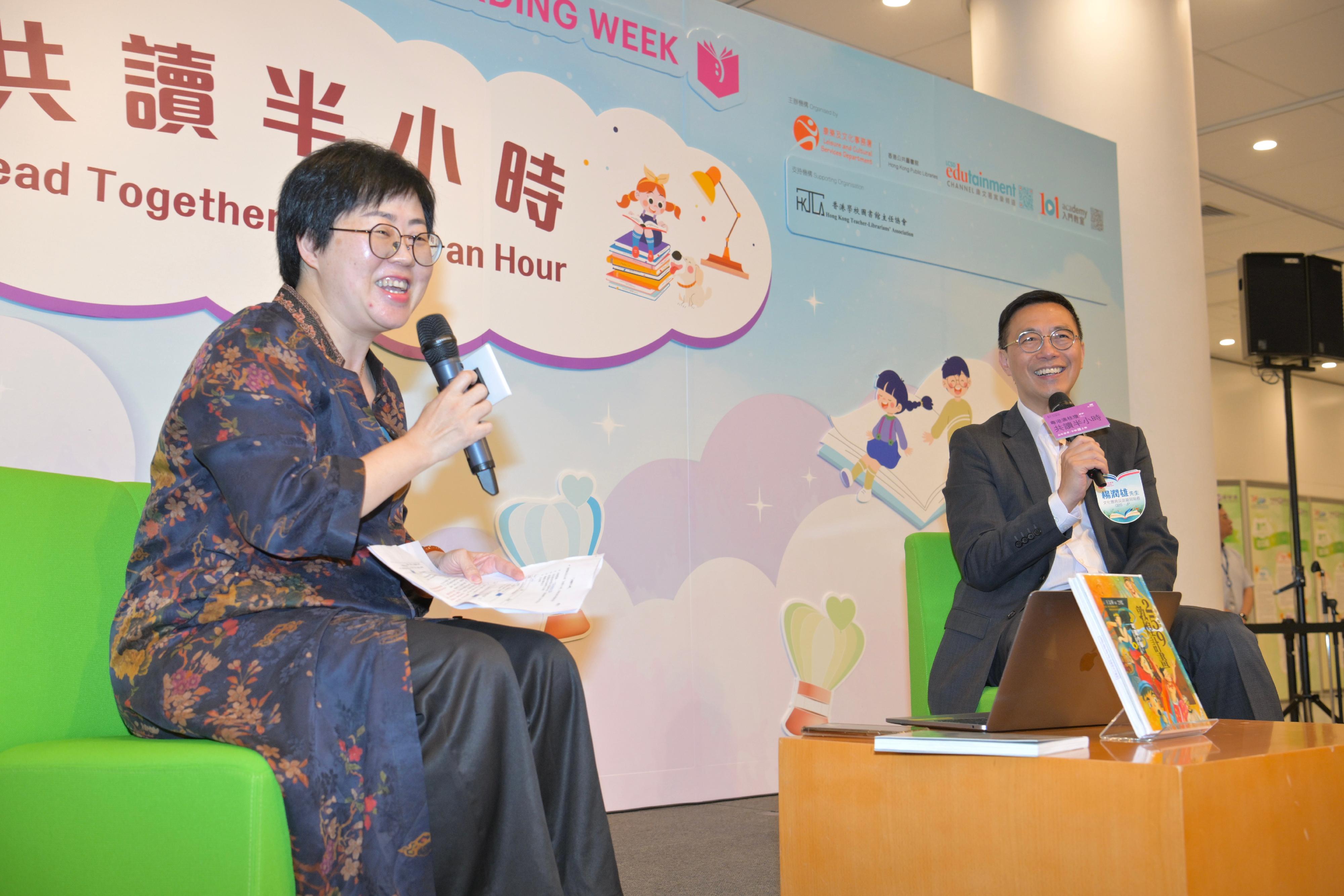 The Hong Kong Public Libraries of the Leisure and Cultural Services Department (LCSD) today (April 23) held "Read Together for Half an Hour" activities at the Hong Kong Central Library (HKCL) and various LCSD venues on the first Hong Kong Reading for All Day. Photo shows the Secretary for Culture, Sports and Tourism, Mr Kevin Yeung (right), participating in the "Read Together for Half an Hour" activity at the Exhibition Gallery of the HKCL.