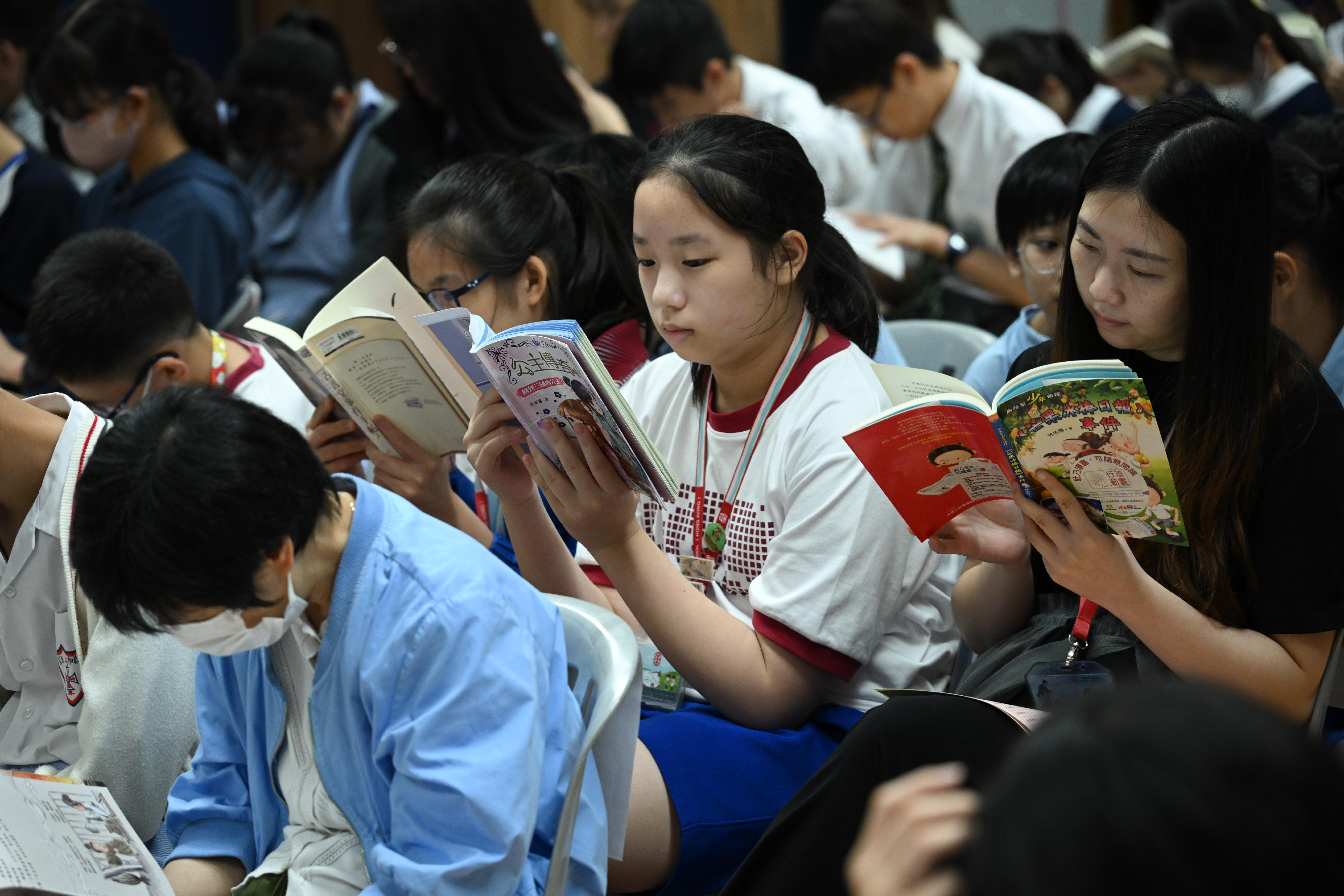 The Education Bureau held joint secondary and primary school 30-minute reading activities on the first Hong Kong Reading for All Day today (April 23) with more than 220 schools participating. Photo shows students reading at the activity held at  the HKSKH Bishop Hall Secondary School in Sau Mau Ping.
