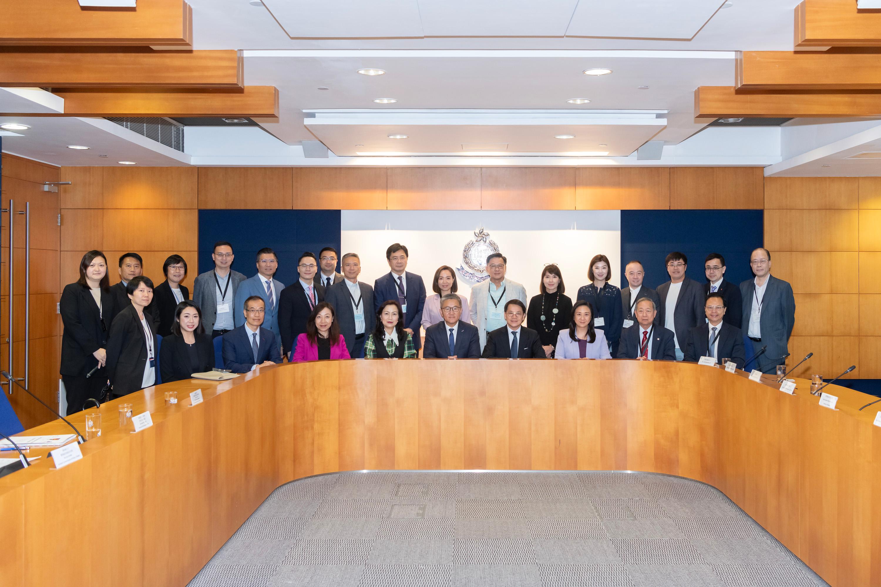 The Legislative Council Panel on Security visits the Anti-Deception Coordination Centre and the Anti-Deception Alliance of the Hong Kong Police Force today (April 23).  Photo shows the Chairman of the Panel on Security, Mr Chan Hak-kan (front row, fourth right); Deputy Chairman, Ms Carmen Kan (front row, sixth right); other Members and the Commissioner of Police, Mr Siu Chak-yee (front row, fifth right), posing for a group photo.