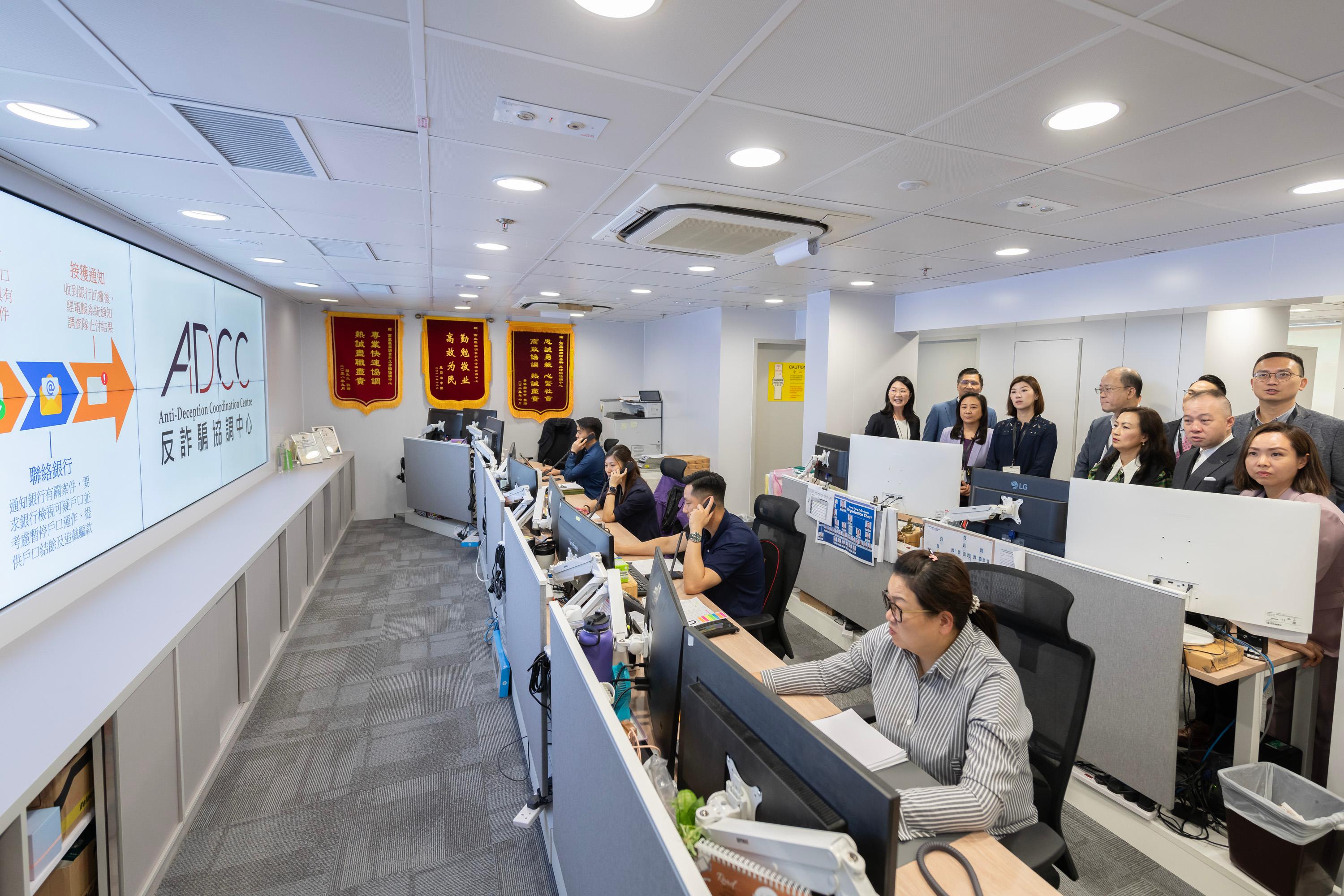 The Legislative Council (LegCo) Panel on Security visits the Anti-Deception Coordination Centre (ADCC) and the Anti-Deception Alliance of the Hong Kong Police Force today (April 23). Photo shows LegCo Members observing the workflows of ADCC Call Centre.