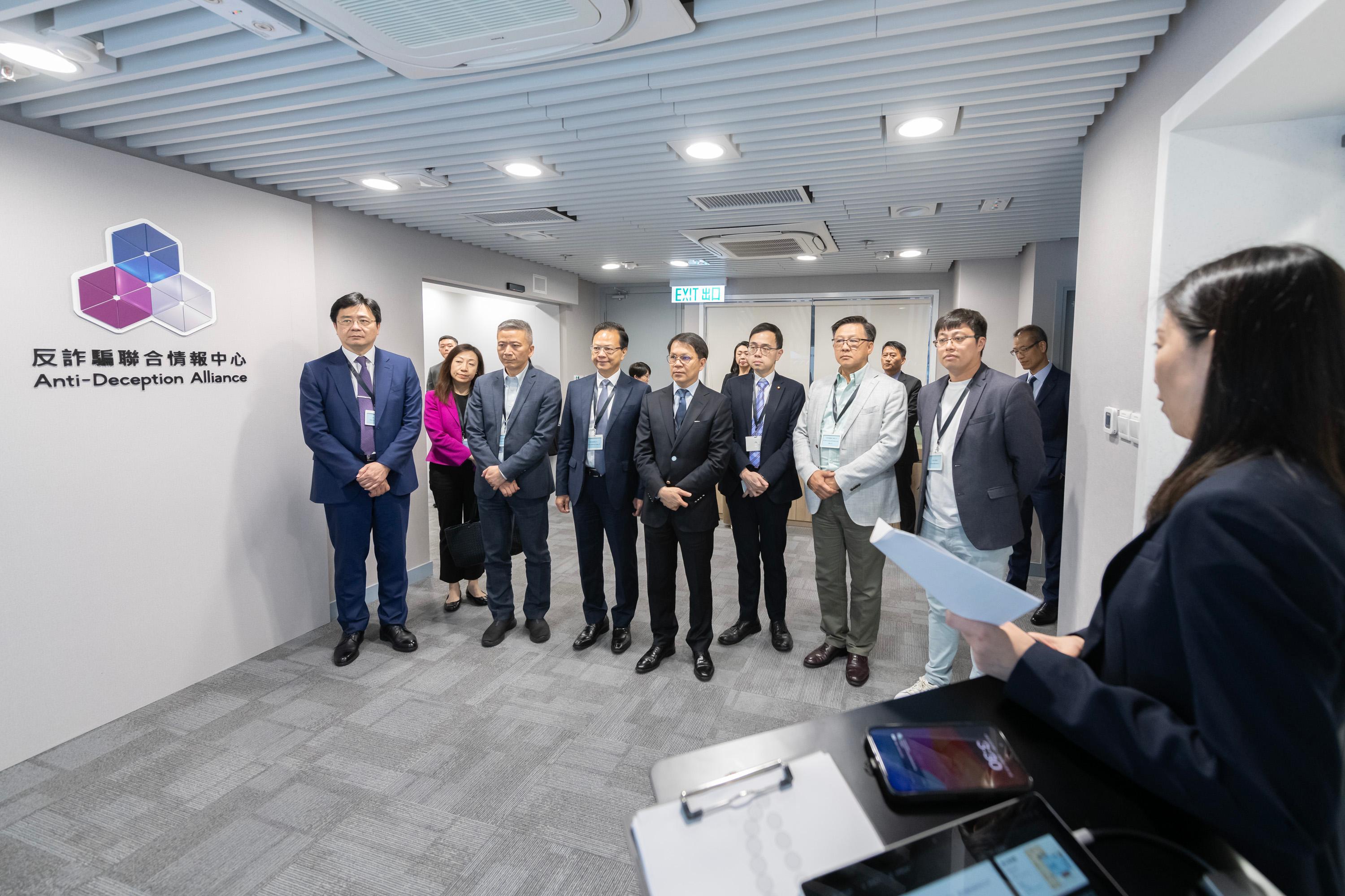 The Legislative Council (LegCo) Panel on Security visits the Anti-Deception Coordination Centre and the Anti-Deception Alliance (ADA) of the Hong Kong Police Force today (April 23). Photo shows LegCo Members visiting the ADA to learn about the latest joint measures implemented by the Police and the banking industry to combat deception cases.