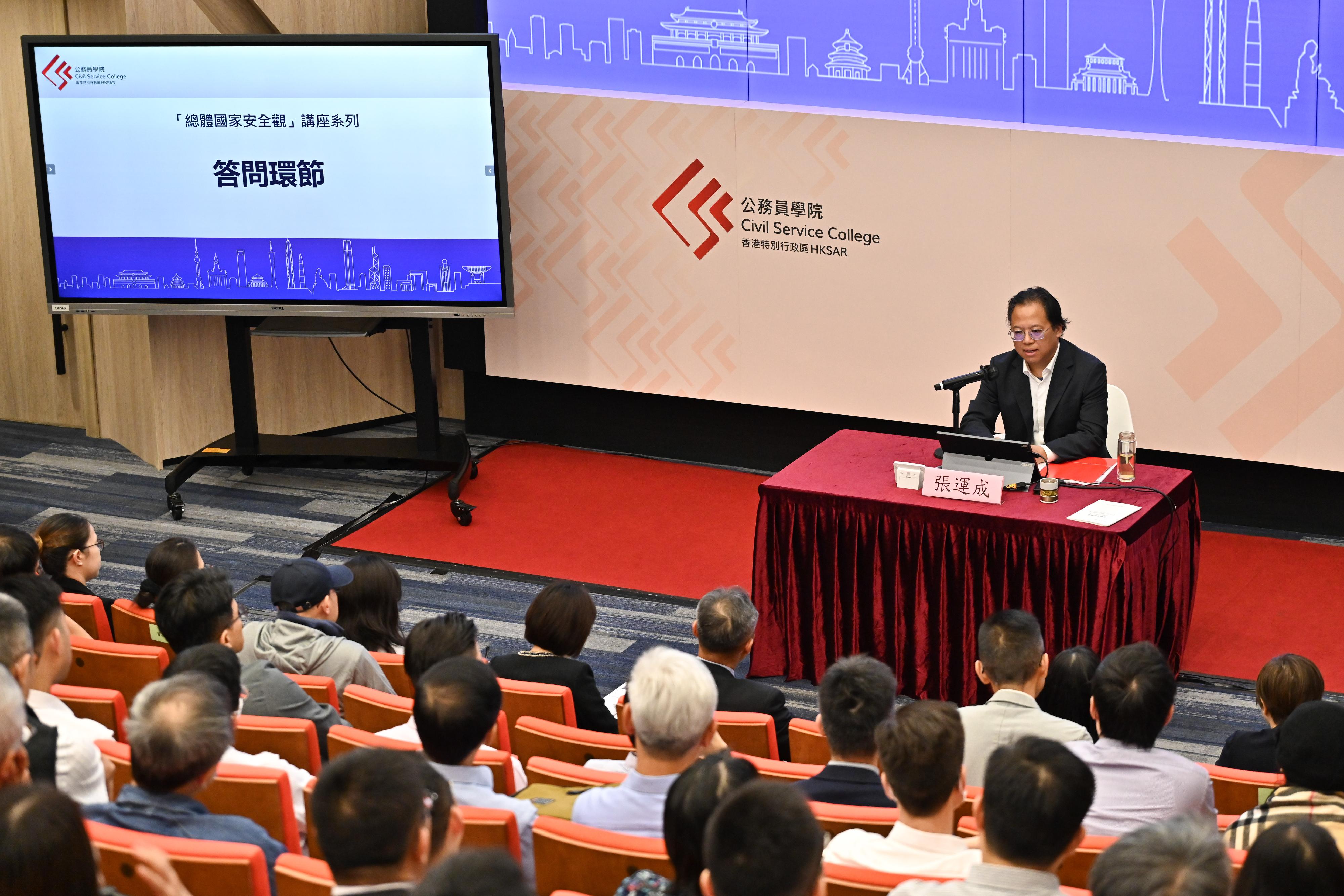 主講的中國現代國際關係研究院世界經濟研究所所長張運成在互動討論環節回答提問。