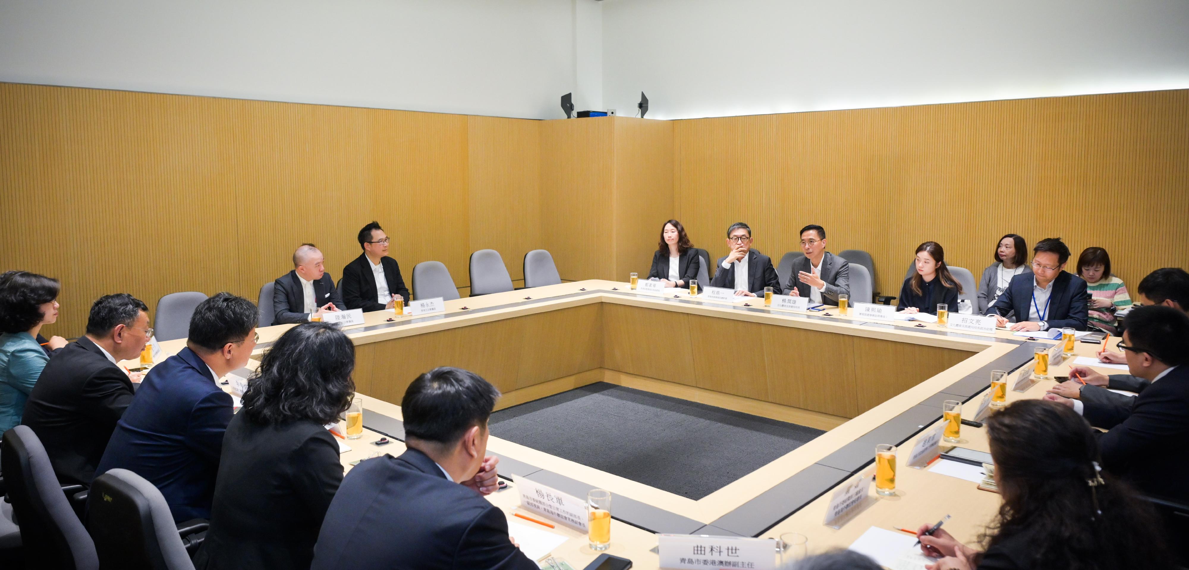 The Secretary for Culture, Sports and Tourism, Mr Kevin Yeung, today (April 24) met with the Chairman of the Chinese People's Political Consultative Conference Qingdao Municipal Committee, Shandong Province, Mr Meng Qingbin. Photo shows Mr Yeung (third right) briefing Mr Meng (third left) on the latest developments of Hong Kong's tourism.
