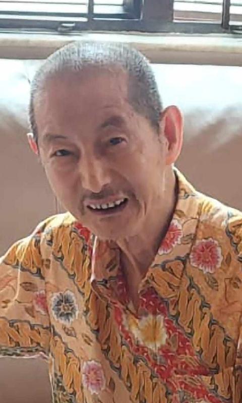 Cheng Dun-sung, aged 82, is about 1.6 metres tall and of thin build. He has a long face with yellow complexion and short black and white hair. He was last seen wearing a yellow floral long-sleeved shirt, a green vest jacket, black trousers and dark-coloured shoes. 
