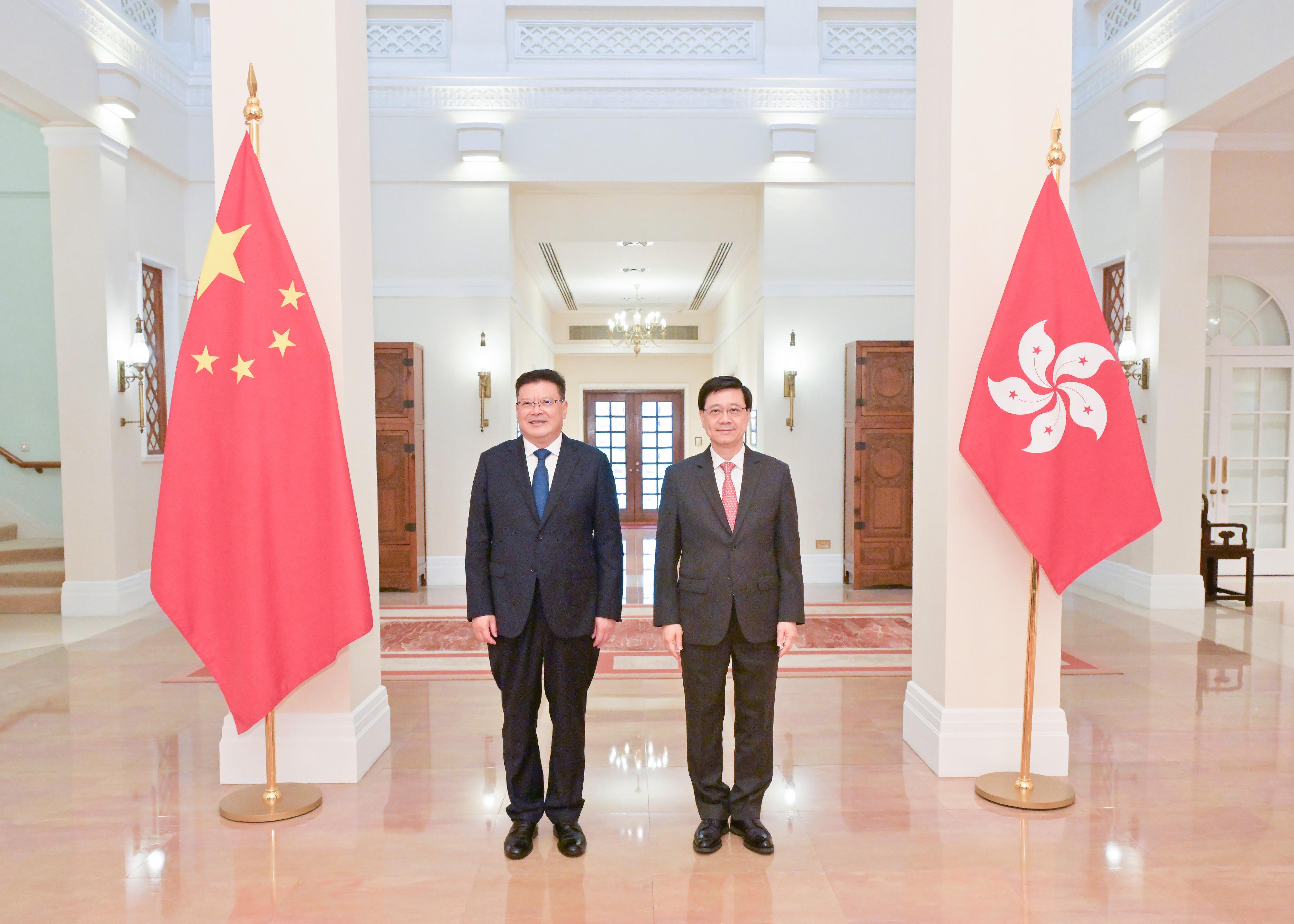 行政長官李家超（右）今日（四月二十四日）在禮賓府與深圳市委書記孟凡利（左）會面。