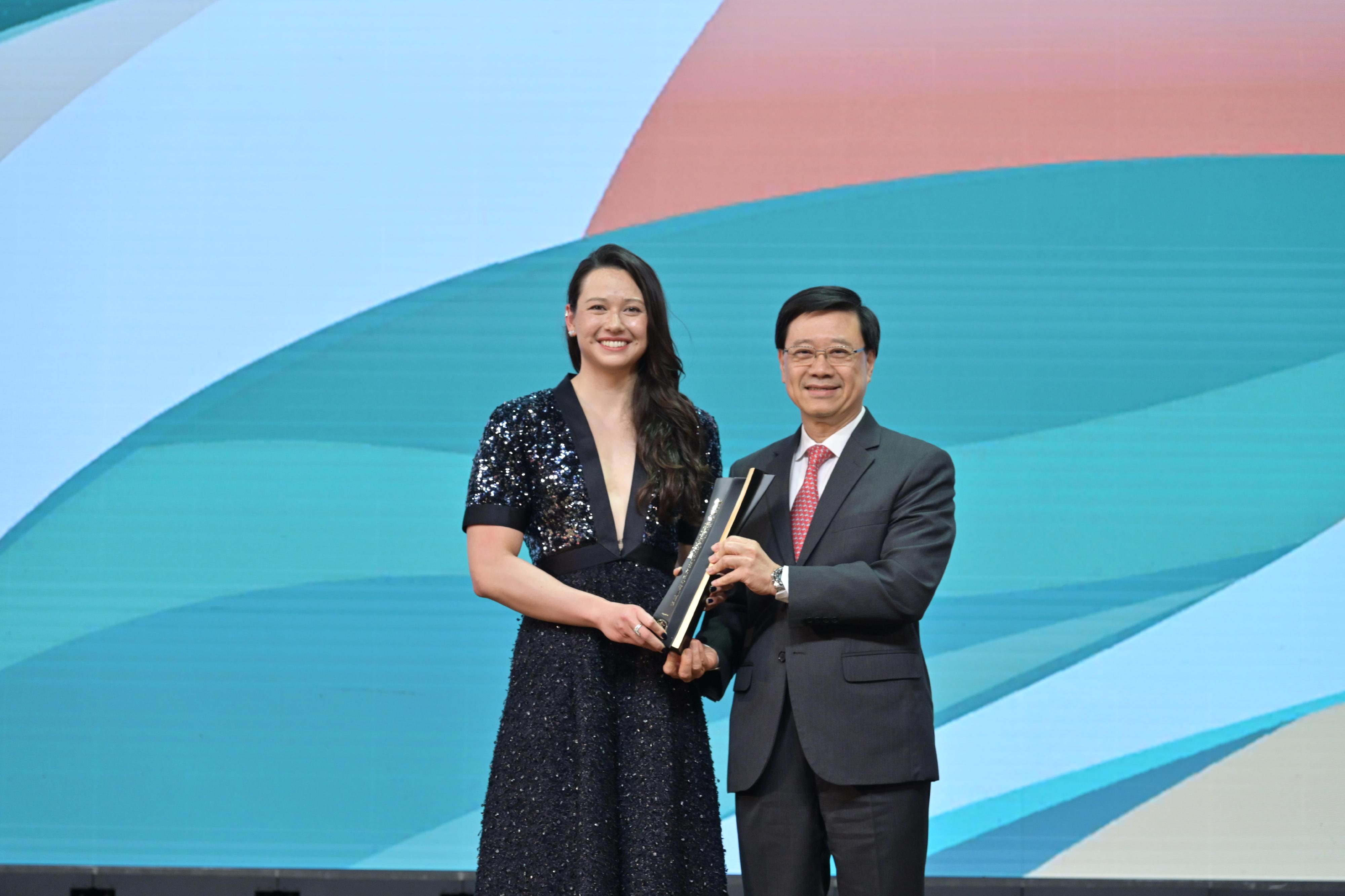 行政長官李家超今日（四月二十四日）出席國泰2023年度香港傑出運動員選舉頒獎典禮。圖示李家超（右）與得獎游泳運動員何詩蓓合照。