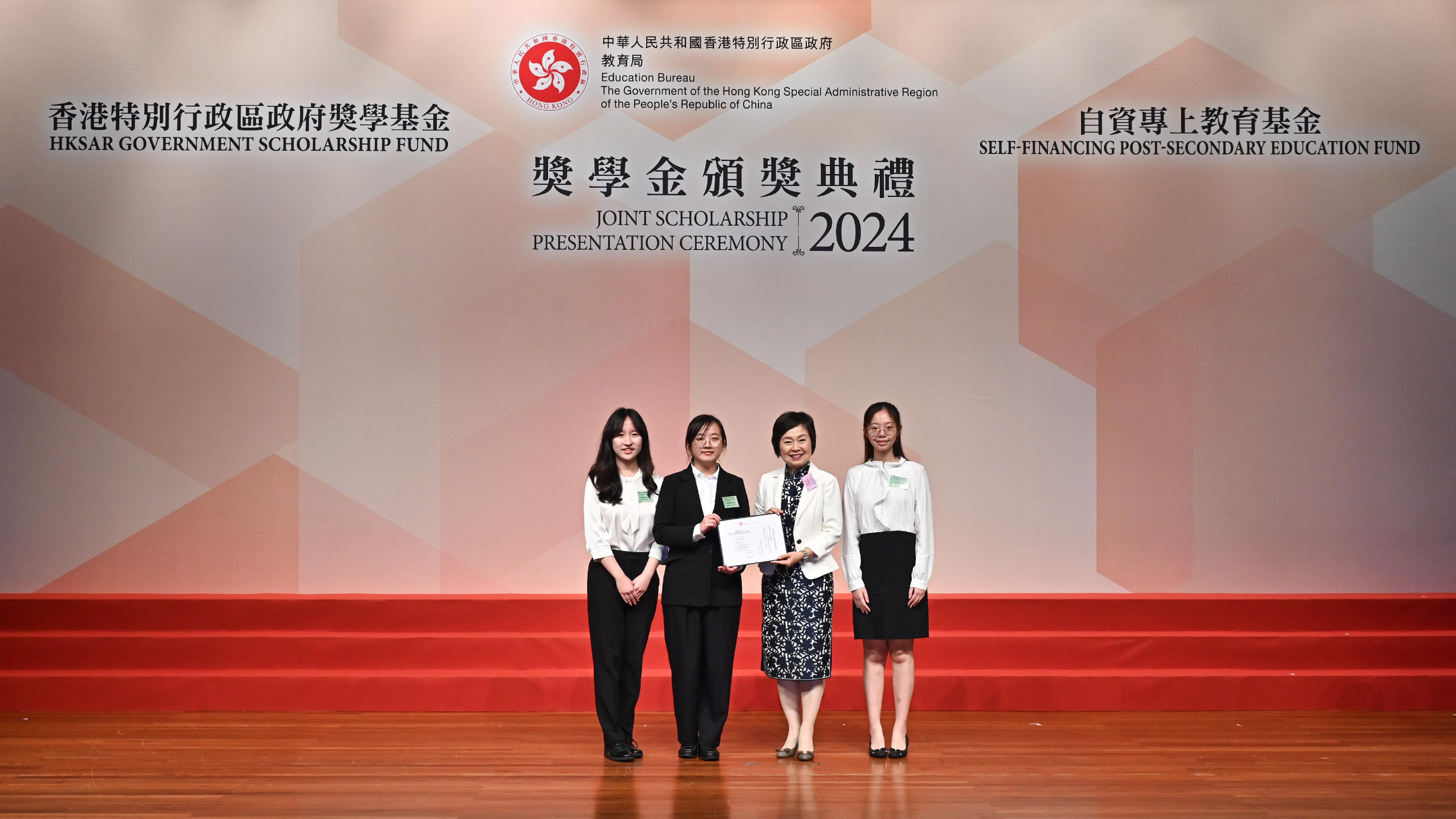 The Education Bureau held the HKSAR Government Scholarship Fund and Self-financing Post-secondary Education Fund Joint Scholarship Presentation Ceremony today (April 25). Photo shows the Secretary for Education, Dr Choi Yuk-lin (second right), presenting a certificate to students who are awarded scholarships under the HKSAR Government Scholarship Fund.
