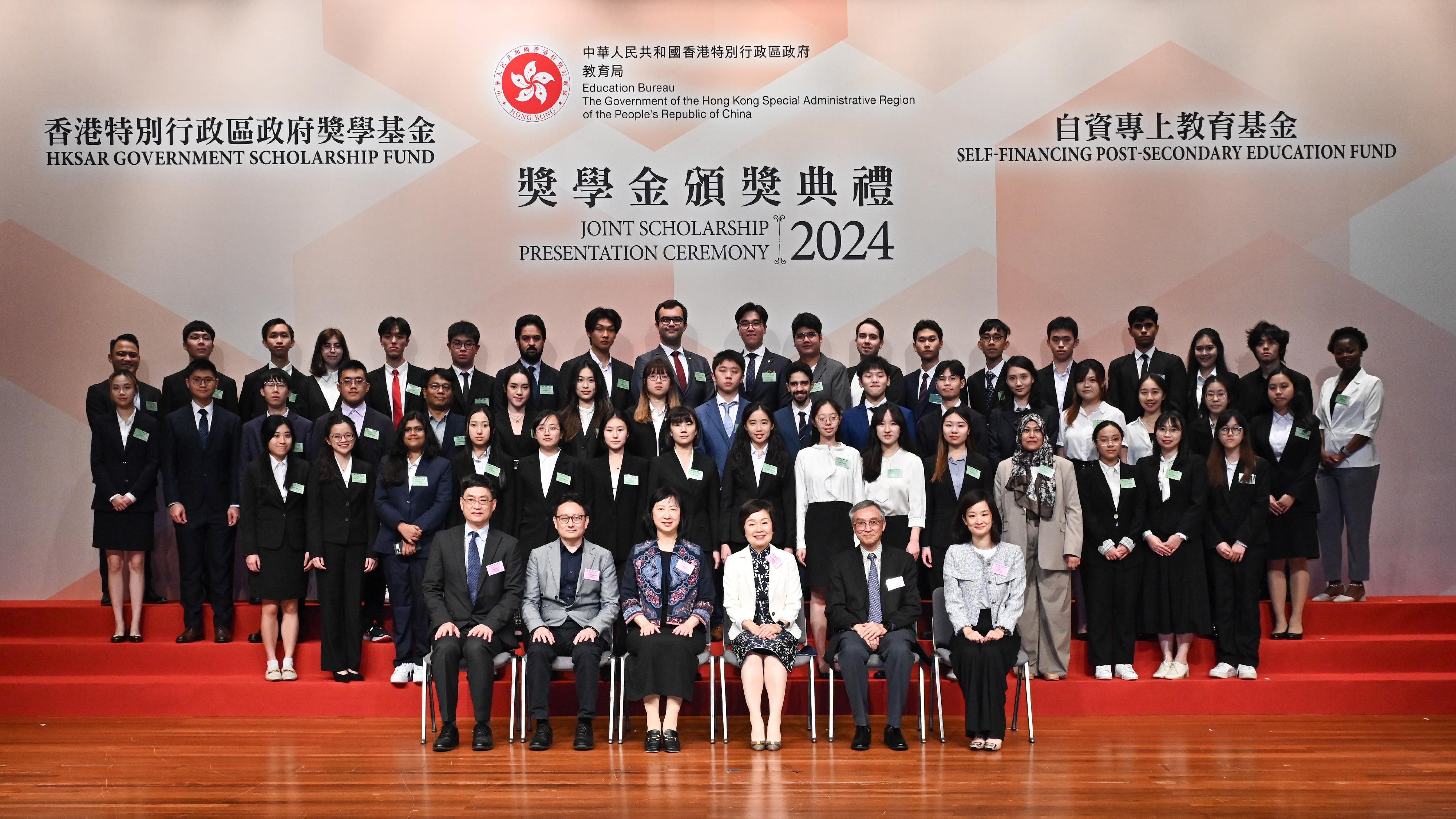 The Education Bureau held the HKSAR Government Scholarship Fund and Self-financing Post-secondary Education Fund Joint Scholarship Presentation Ceremony today (April 25). The Secretary for Education, Dr Choi Yuk-lin (front row, third right); the Permanent Secretary for Education, Ms Michelle Li (front row, third left), and other guests are pictured with students who are awarded scholarships under the HKSAR Government Scholarship Fund.