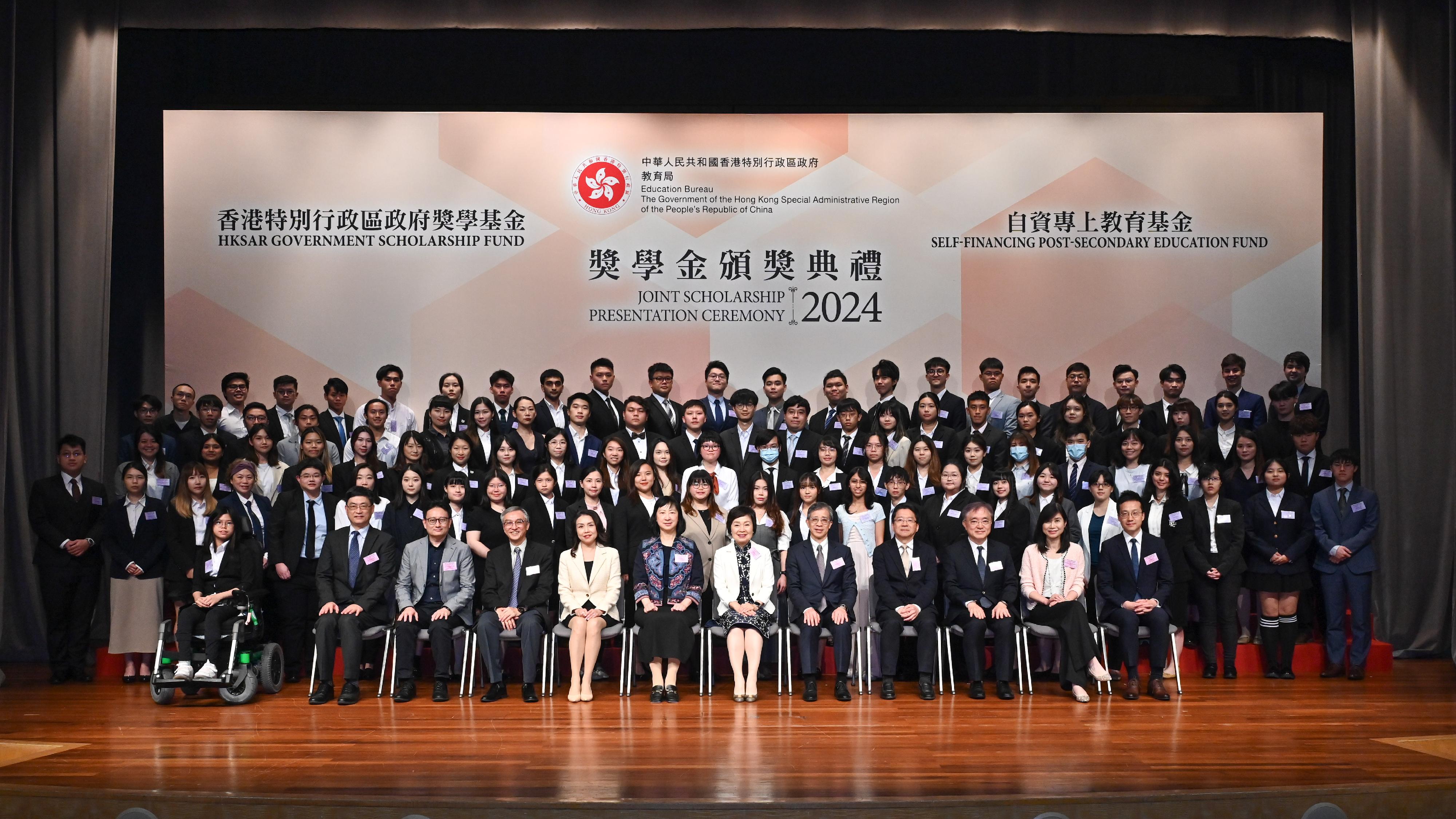 The Education Bureau held the HKSAR Government Scholarship Fund and Self-financing Post-secondary Education Fund Joint Scholarship Presentation Ceremony today (April 25). The Secretary for Education, Dr Choi Yuk-lin (front row, sixth right), the Permanent Secretary for Education, Ms Michelle Li (front row, sixth left), and other guests are pictured with students who are awarded scholarships under the Self-financing Post-secondary Education Fund.