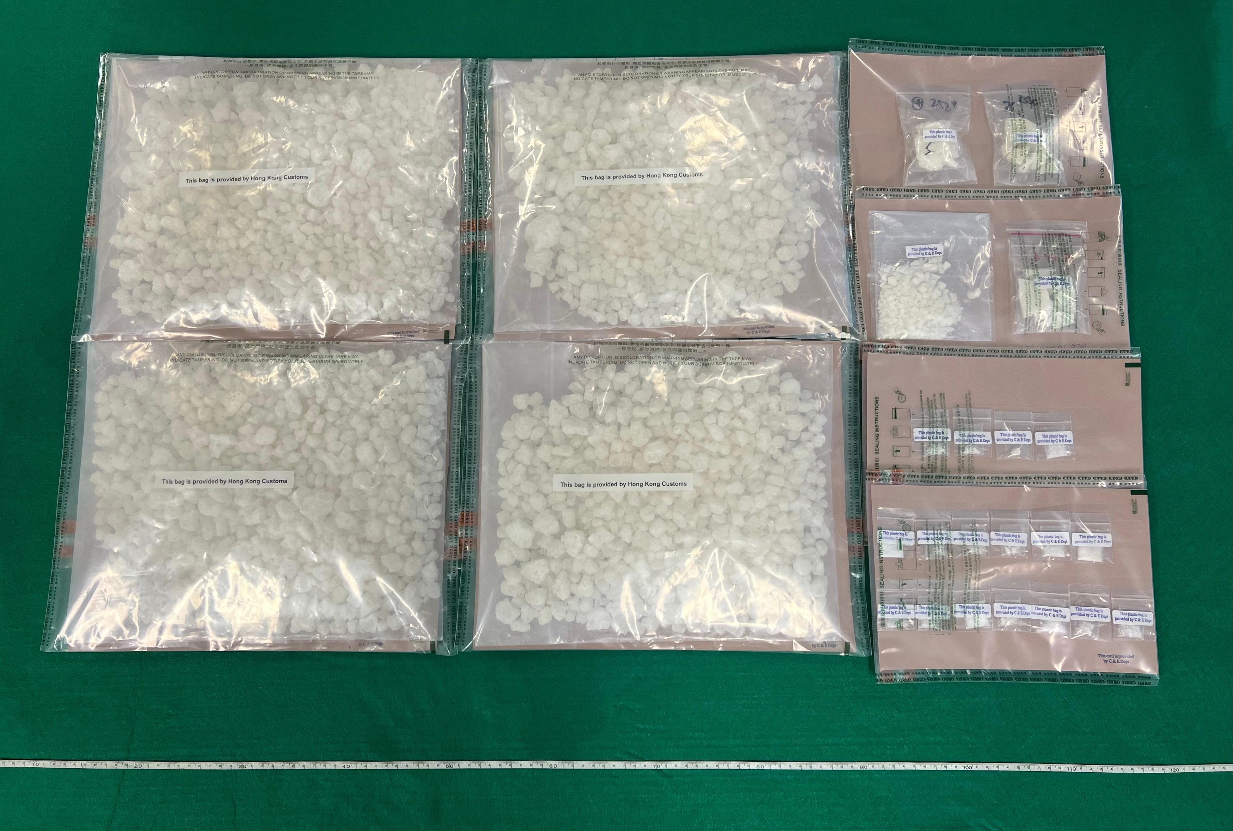 香港海關四月二十日和昨日（四月二十四日）在新界檢獲約五點六公斤懷疑氯胺酮及約一百二十克懷疑霹靂可卡因，估計市值共約二百六十萬元，並拘捕兩名男子。圖示檢獲的懷疑毒品。
