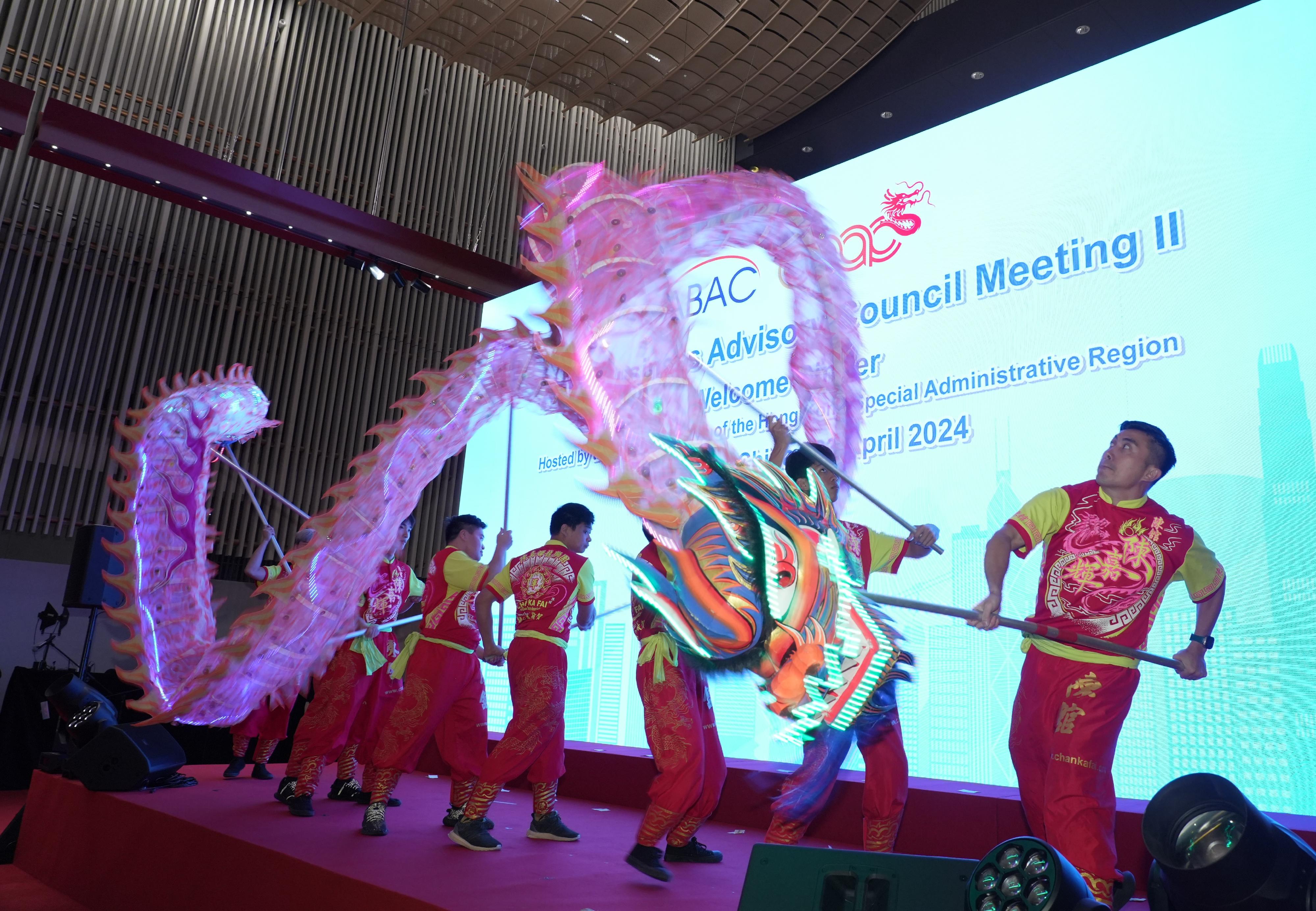 行政长官李家超于四月二十三日为在香港出席亚太区经济合作组织商贸谘询理事会二○二四年第二次会议的代表设欢迎晚宴。图示晚宴上的LED舞龙表演。