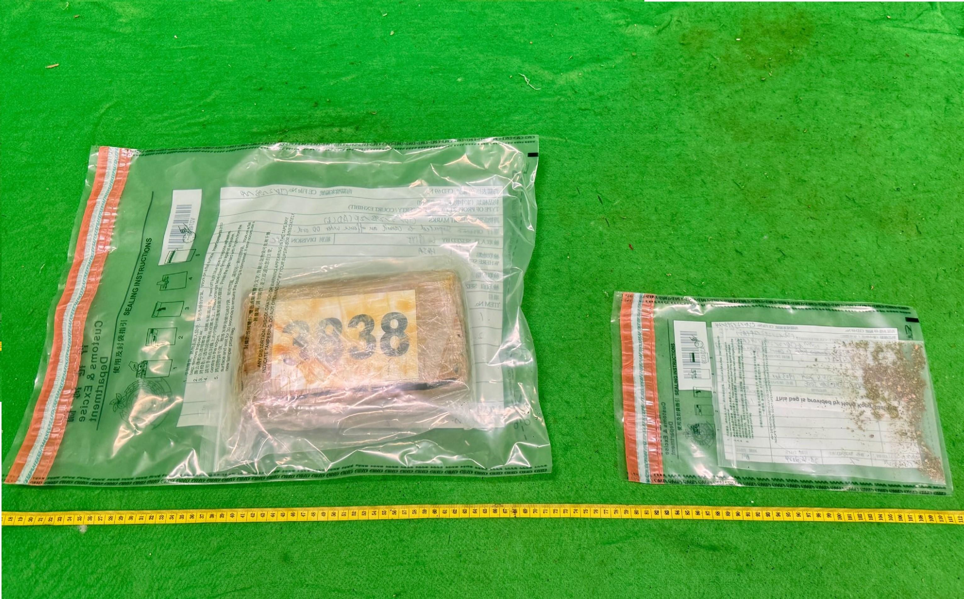 Hong Kong Customs yesterday (April 24) detected a passenger drug trafficking case at Hong Kong International Airport and seized about 1 kilogram of suspected cocaine and about 1 gram of suspected cannabis buds with an estimated market value of about $1.2 million. Photo shows the suspected dangerous drugs seized.