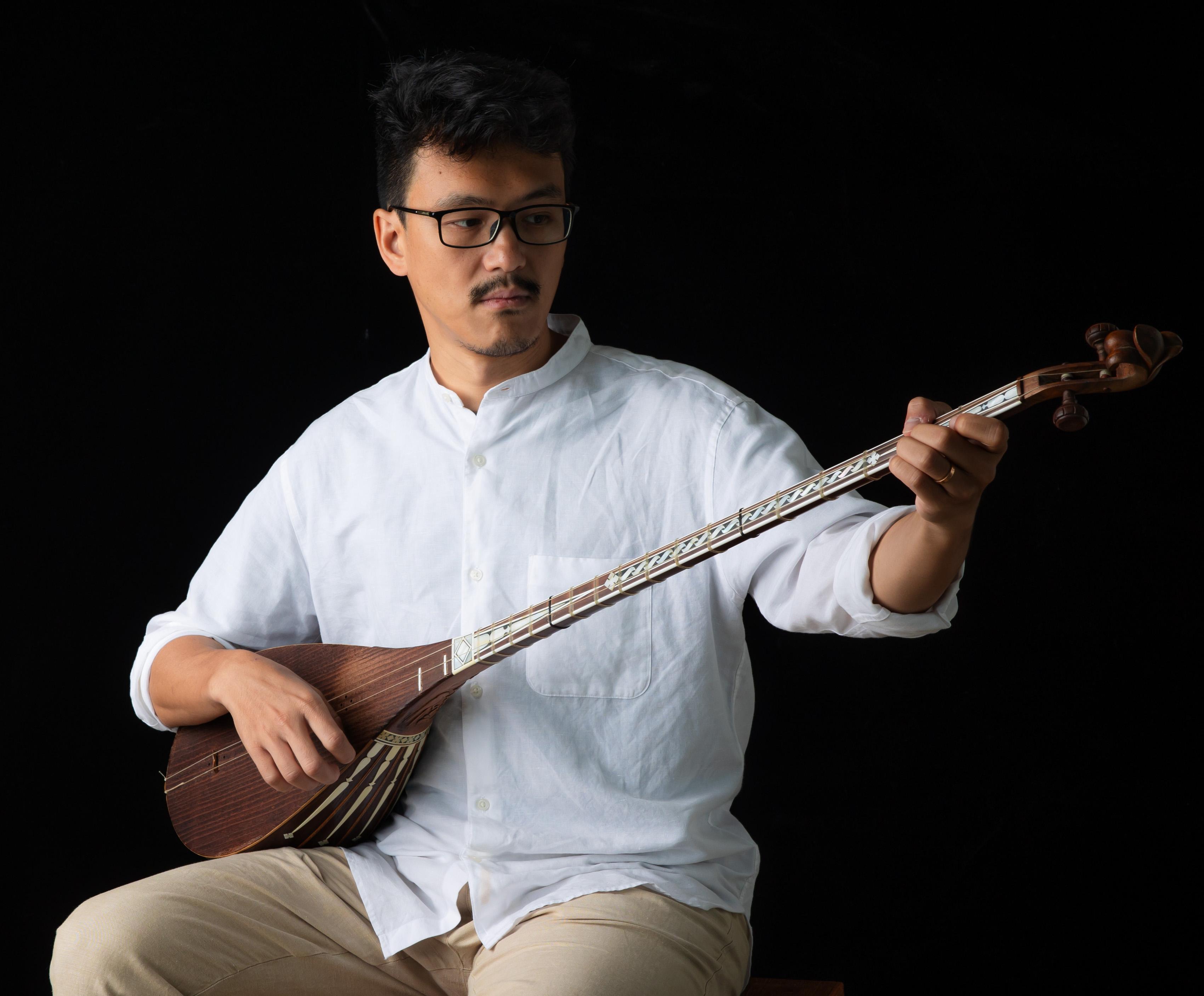 The "Tajik Music with Sirojiddin Juraev - Tradition and Innovation on the Silk Road" concert will be held on June 17. Photo shows local dutar performer Eugene Leung. 