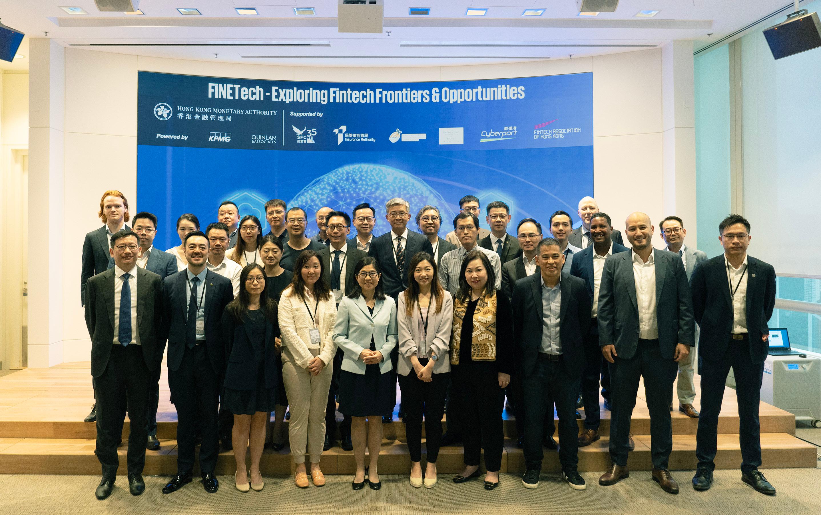 香港金融管理局助理總裁（銀行監理）朱立翹（第一排左五）與金融監管機構、銀行和其他金融機構、行業協會和金融科技企業的代表於首次 FiNETech 活動。