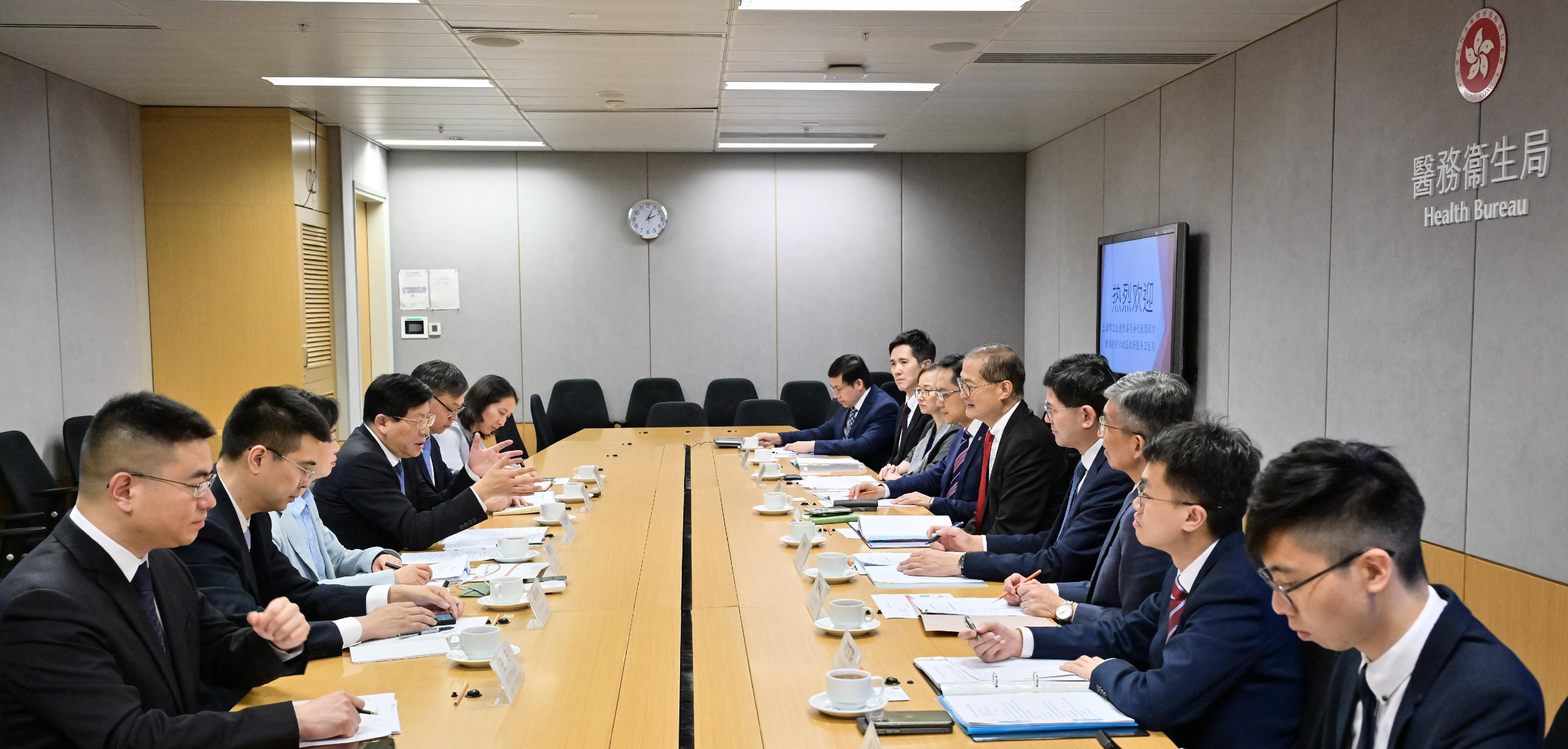 The Secretary for Health, Professor Lo Chung-mau (fifth right), meets with a delegation led by the Director General of the Shanghai Municipal Health Commission, Professor Wen Daxiang (fourth left), today (April 26), with the Director of Health, Dr Ronald Lam (sixth right); the Controller of Regulatory Affairs of the Department of Health, Dr Amy Chiu (seventh right); the Chief Executive of the Hospital Authority (HA), Dr Tony Ko (fourth right); and the Director of Cluster Services of the HA, Dr Simon Tang (third right), in attendance.