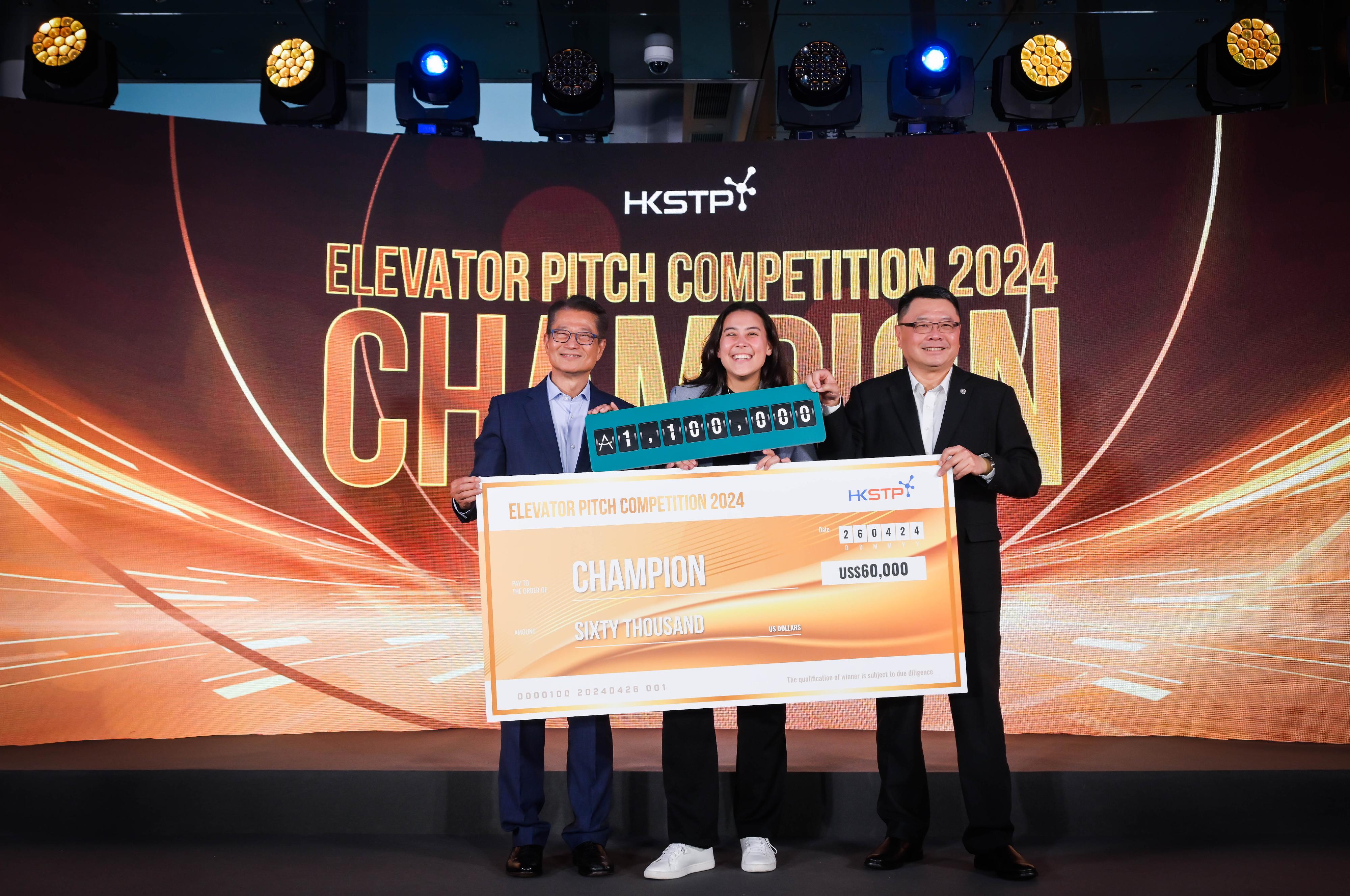 The Financial Secretary, Mr Paul Chan, attended the Elevator Pitch Competition 2024 today (April 26). Photo shows Mr Chan (left), the Chairman of the Hong Kong Science and Technology Parks Corporation, Dr Sunny Chai (right), and the winner of the competition.