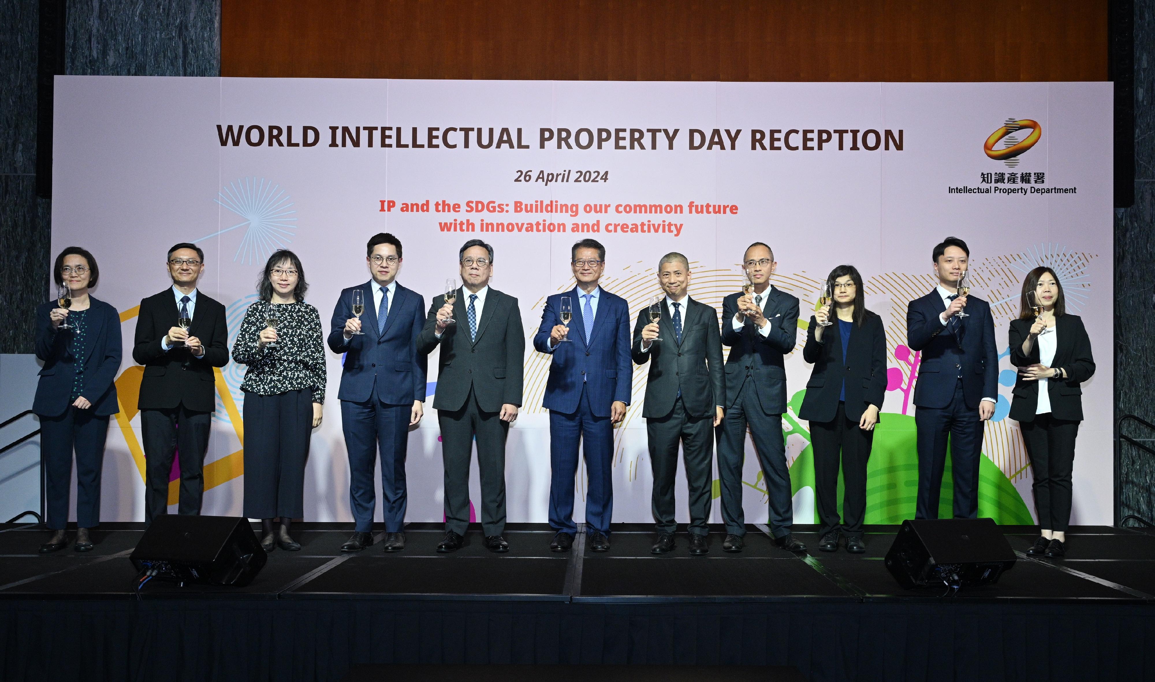 The Financial Secretary, Mr Paul Chan, attended the World Intellectual Property Day Reception today (April 26). Photo shows Mr Chan (centre), the Secretary for Commerce and Economic Development, Mr Algernon Yau (fifth left), and the Director of Intellectual Property, Mr David Wong (fifth right), proposing a toast at the reception.