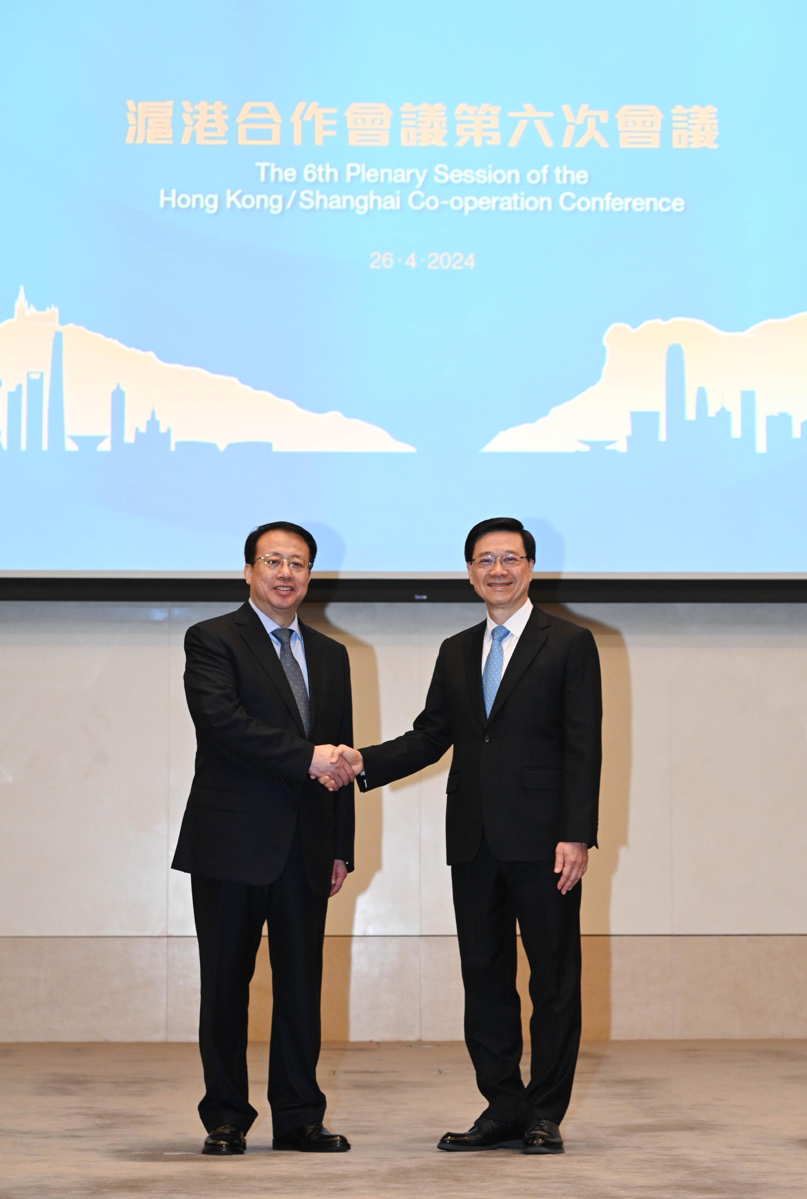 The Chief Executive, Mr John Lee, led a Hong Kong Special Administrative Region Government delegation to attend the 6th Plenary Session of the Hong Kong/Shanghai Co-operation Conference in the Central Government Offices today (April 26). Photo shows Mr Lee (right) and the Mayor of Shanghai, Mr Gong Zheng (left), shaking hands before the Plenary.
