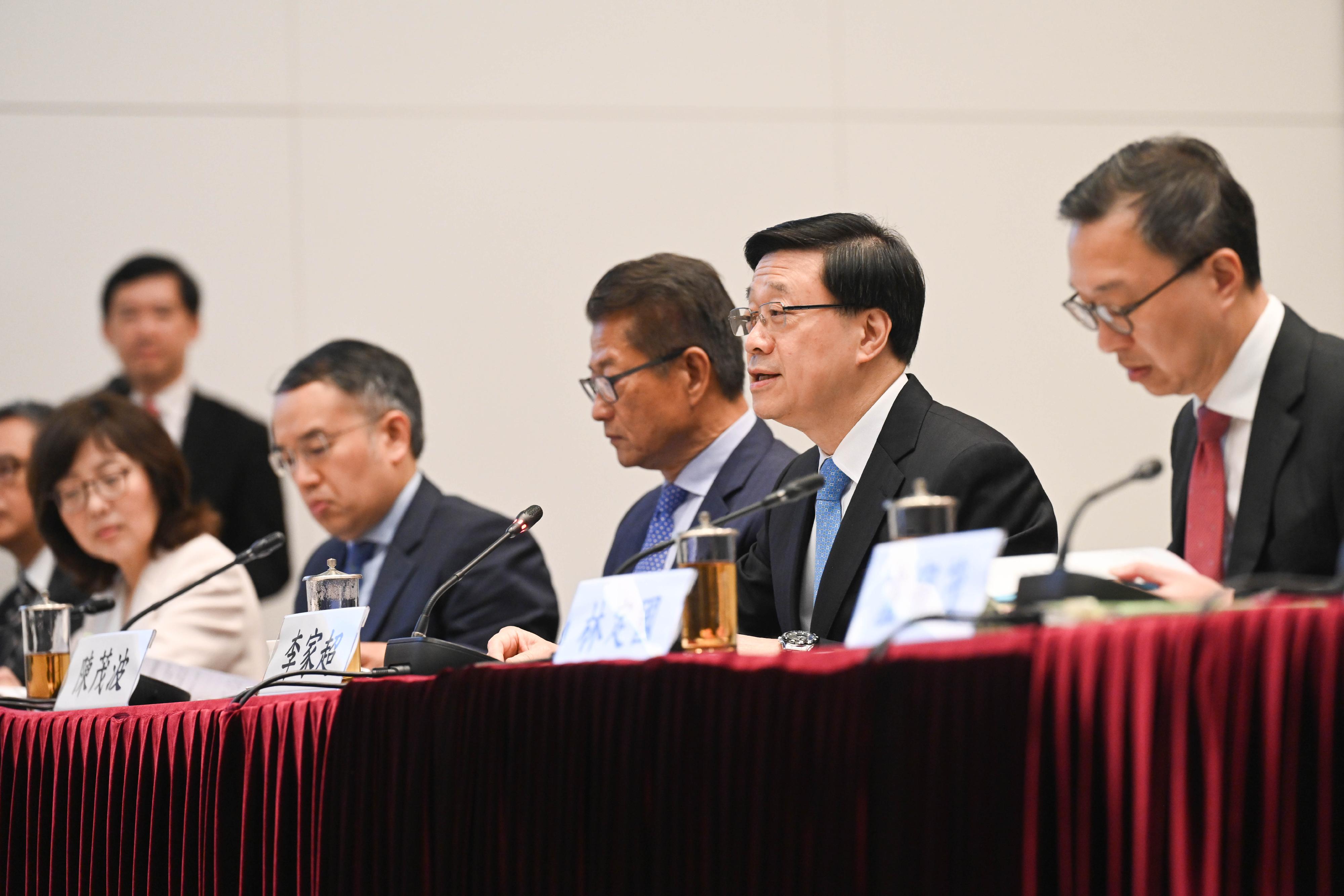 The Chief Executive, Mr John Lee, led a Hong Kong Special Administrative Region Government delegation to attend the 6th Plenary Session of the Hong Kong/Shanghai Co-operation Conference in the Central Government Offices today (April 26). Photo shows Mr Lee (second right) delivering opening remarks at the Plenary.

