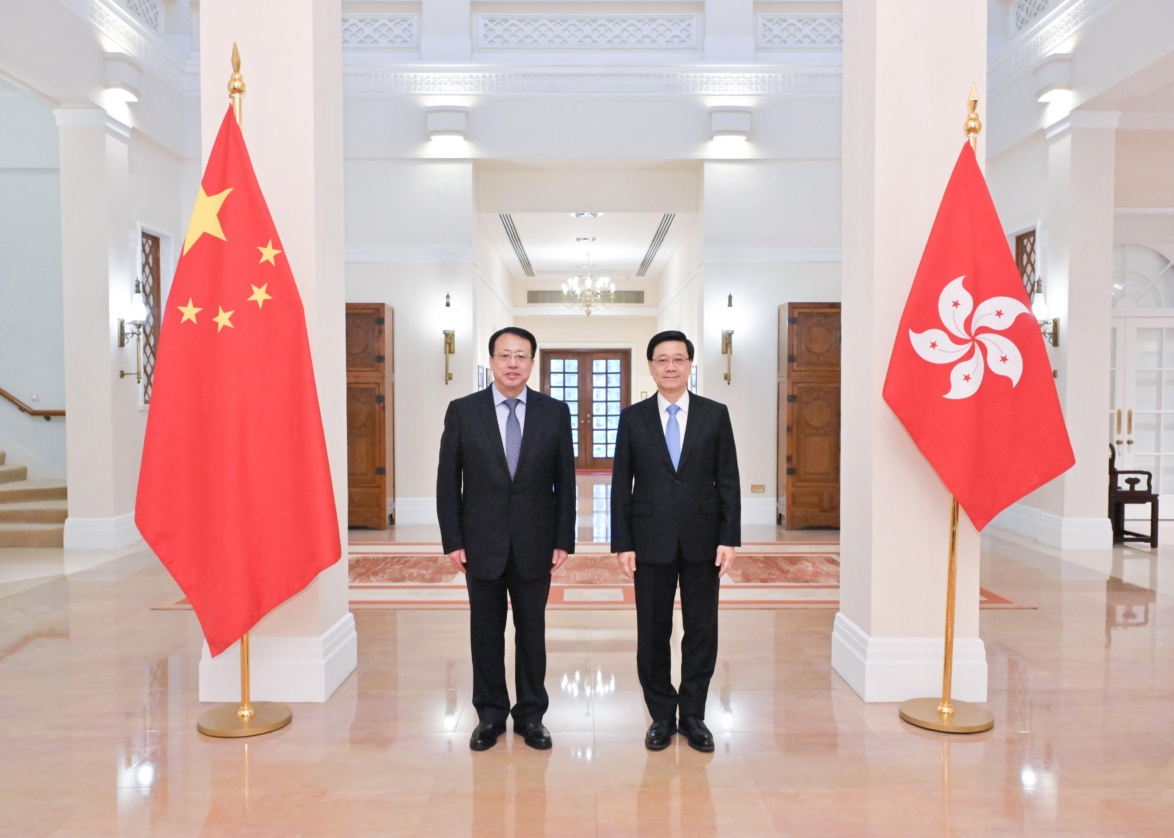 The Chief Executive, Mr John Lee (right), meets with the Mayor of Shanghai, Mr Gong Zheng (left), at Government House today (April 26).