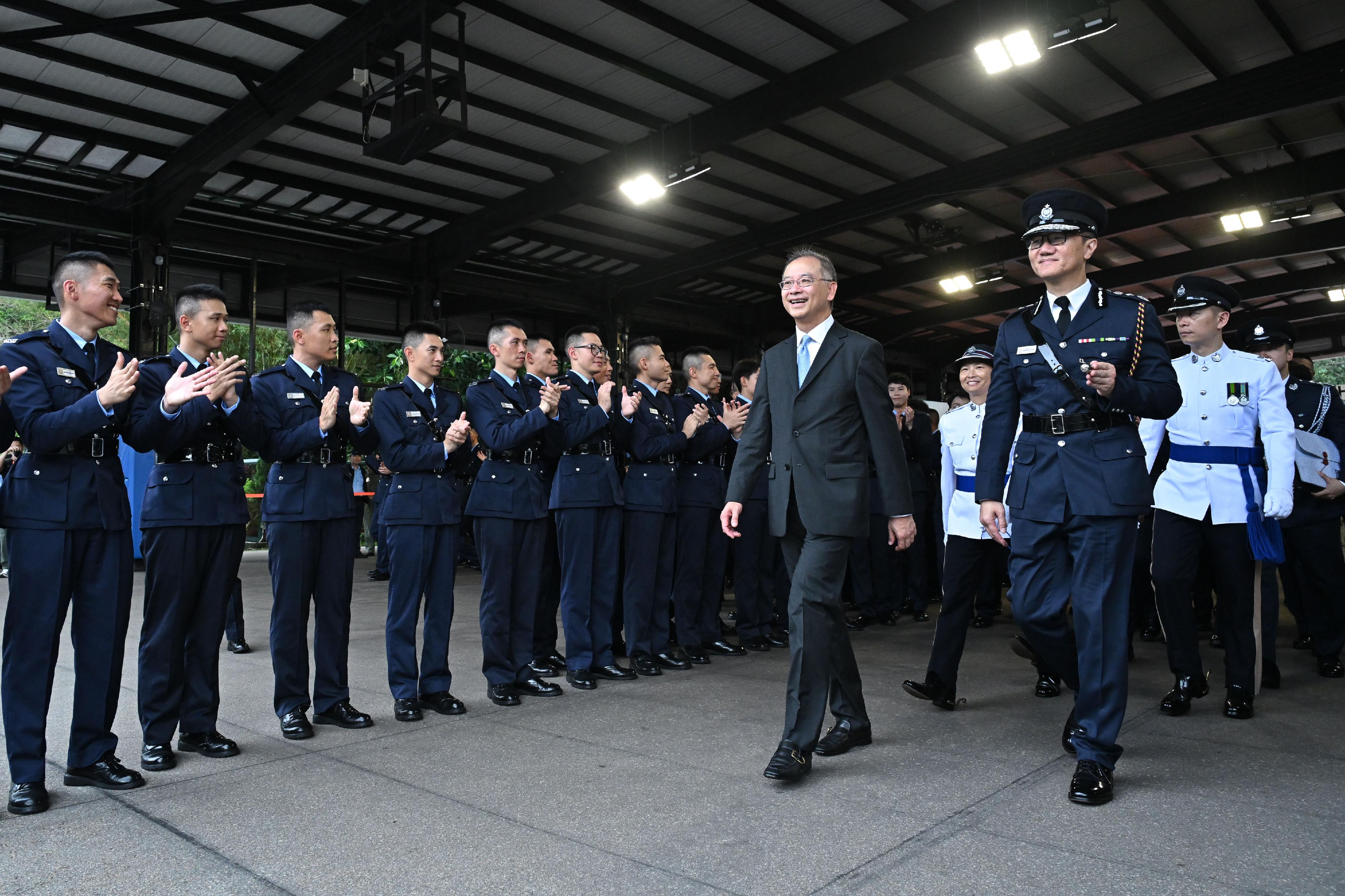 The Chief Executive of the Hong Kong Monetary Authority, Mr Eddie Yue Wai-man (front row, second right), accompanied by the Commissioner of Police, Mr Siu Chak-yee (front row, first right), meets graduates after the passing-out parade held at the Hong Kong Police College today (April 27).